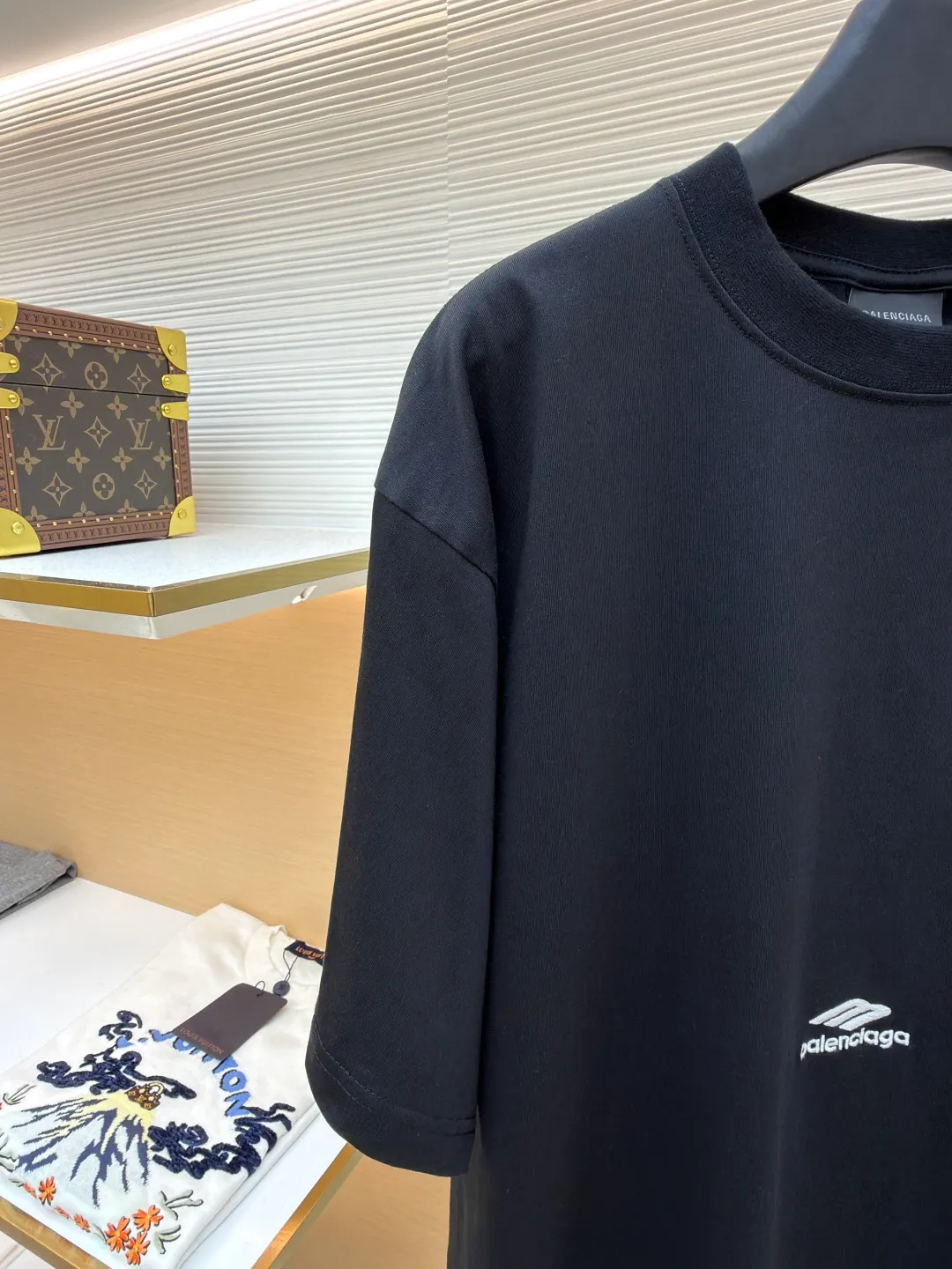 Balenciaga 3M embroidered round neck short sleeves ●Original version: purchased and developed for 5500 ●Item number: 1681334-A00 ●Fabric: plain knitted fabric ●Technology: embroidery production ●Color: black ●Version: fitted version ●Weight: about 245g ●Size: Thread, 340g. 24S fabric is a medium-to-thick yarn, suitable for creating thick, crisp fabrics with a slightly rough texture, which is in line with the "natural and original" effect pursued by retro style. The texture is soft, breathable and elastic, suitable for close-fitting wear and able to create a simple and smooth silhouette. The loose silhouette design details with a retro feel are reflected through old textures, faded processing, and classic tailoring. The entire embroidery body adopts new tatami twill lace embroidery. The tatami embroidery stitches are intertwined and form diagonal lines. The tatami woven surface and the shaped edge integrally connected with the tatami woven surface. Good flatness, soft hand feel, good elasticity and good gloss. The woven surface of tatami is indented compared to the fixed edge, which improves the three-dimensional effect of the pattern and has a better visual effect. The overall wiring is straight and delicate, the fabric is comfortable and soft, and the color is consistent without color difference. It can be matched with the same style to create a fashionable look and control various occasions. Customized accessories, complete with three standards, same style for men and women!