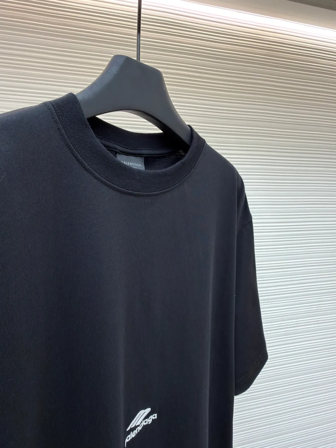 Balenciaga 3M embroidered round neck short sleeves ●Original version: purchased and developed for 5500 ●Item number: 1681334-A00 ●Fabric: plain knitted fabric ●Technology: embroidery production ●Color: black ●Version: fitted version ●Weight: about 245g ●Size: Thread, 340g. 24S fabric is a medium-to-thick yarn, suitable for creating thick, crisp fabrics with a slightly rough texture, which is in line with the "natural and original" effect pursued by retro style. The texture is soft, breathable and elastic, suitable for close-fitting wear and able to create a simple and smooth silhouette. The loose silhouette design details with a retro feel are reflected through old textures, faded processing, and classic tailoring. The entire embroidery body adopts new tatami twill lace embroidery. The tatami embroidery stitches are intertwined and form diagonal lines. The tatami woven surface and the shaped edge integrally connected with the tatami woven surface. Good flatness, soft hand feel, good elasticity and good gloss. The woven surface of tatami is indented compared to the fixed edge, which improves the three-dimensional effect of the pattern and has a better visual effect. The overall wiring is straight and delicate, the fabric is comfortable and soft, and the color is consistent without color difference. It can be matched with the same style to create a fashionable look and control various occasions. Customized accessories, complete with three standards, same style for men and women!
