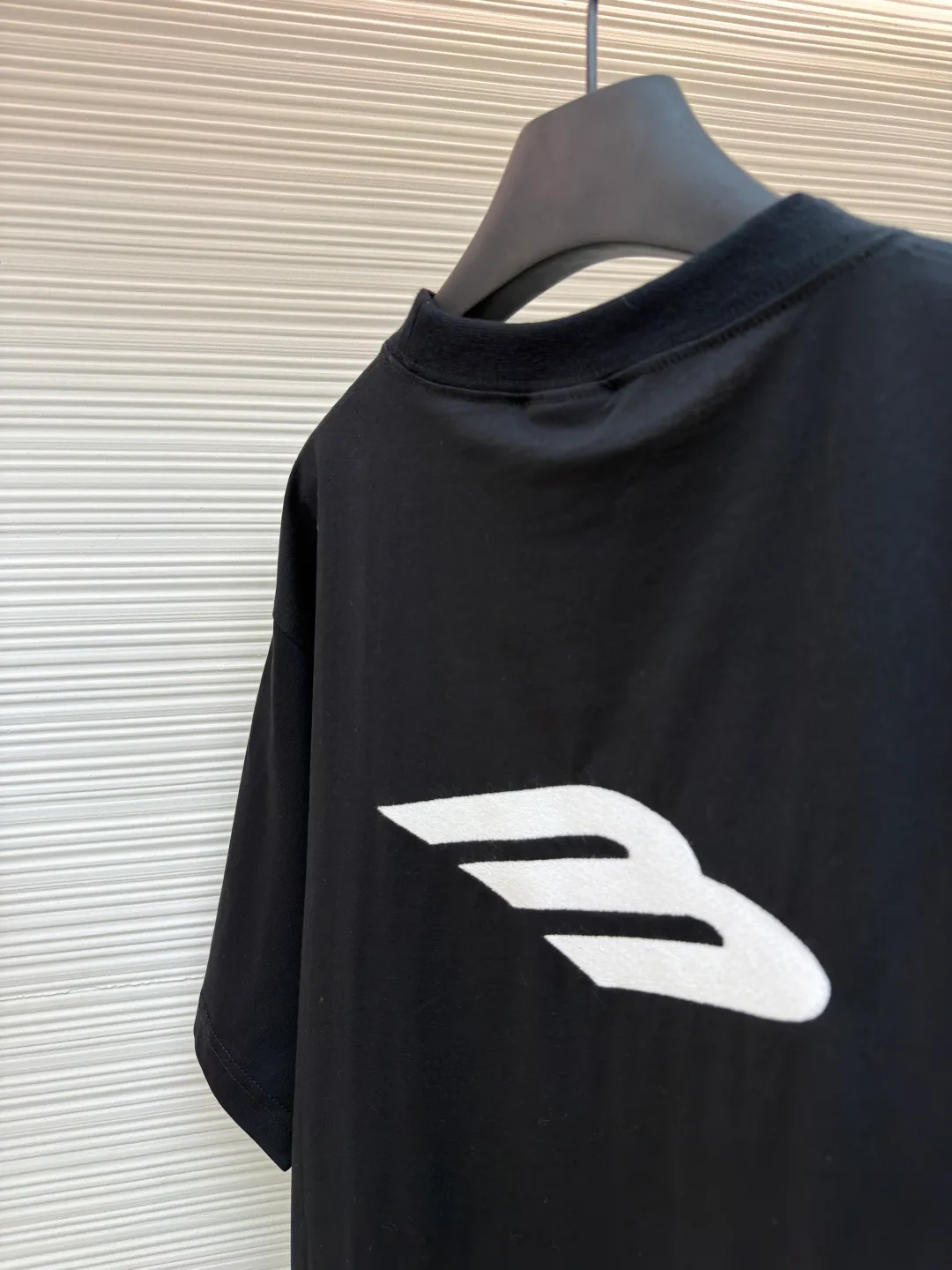 Balenciaga 3M embroidered round neck short sleeves ●Original version: purchased and developed for 5500 ●Item number: 1681334-A00 ●Fabric: plain knitted fabric ●Technology: embroidery production ●Color: black ●Version: fitted version ●Weight: about 245g ●Size: Thread, 340g. 24S fabric is a medium-to-thick yarn, suitable for creating thick, crisp fabrics with a slightly rough texture, which is in line with the "natural and original" effect pursued by retro style. The texture is soft, breathable and elastic, suitable for close-fitting wear and able to create a simple and smooth silhouette. The loose silhouette design details with a retro feel are reflected through old textures, faded processing, and classic tailoring. The entire embroidery body adopts new tatami twill lace embroidery. The tatami embroidery stitches are intertwined and form diagonal lines. The tatami woven surface and the shaped edge integrally connected with the tatami woven surface. Good flatness, soft hand feel, good elasticity and good gloss. The woven surface of tatami is indented compared to the fixed edge, which improves the three-dimensional effect of the pattern and has a better visual effect. The overall wiring is straight and delicate, the fabric is comfortable and soft, and the color is consistent without color difference. It can be matched with the same style to create a fashionable look and control various occasions. Customized accessories, complete with three standards, same style for men and women!