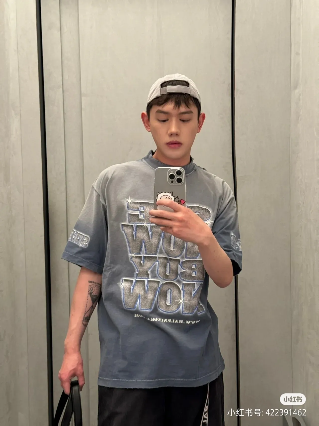 ♻️💯Reference model picture for the upper body❤️Top tested version Balenciaga see now buy now Washed diamond digital direct-printed short-sleeved T-shirt ✅No.1 quality in this market Real ceiling quality ✅All original development drawings pay attention to details to avoid mixed use of stolen pictures ✅Correct 260g custom-woven and dyed double-yarn pure cotton fabric Custom-dyed threads have no color difference ✅Correctly imported material printing Conley machine white ink direct-injection process The letters are clear and three-dimensional Strong and does not fall off. ✅ Overweight craftsmanship. The original version is the same. Different market currency. Let me explain why mine is a little more expensive than others. 1. It seems to be a simple printing or embroidery. In fact, it is not simple at all. 10000% imported machine restoration. It is not just words. You are welcome to compare with peers. 2. Each model is produced by the company. The details of the workmanship and fabrics are consistent with the original ones. There is no color difference between the guarantee and the counter. Re-engraving is not terrible. Whoever is fake is embarrassed. It’s not shameful to make a replica, it’s shameful if you can’t buy the correct version if you make a replica. 3. Note that the threaded collars are all original collars of certain countries and regions, with high wrapping. The width of the neckline and cabinets are accurate to the millimeter. Thick necklines are not easy to deform. The collars of high-end products are all restored cabinets. They are different from the big collars in the world. Ordinary garbage short-sleeves are printed with a print. The clavicle of the upper body is exposed. Please be patient. Customers who have bought genuine products or have seen genuine products will come back to place orders again. This is quality. This is quality. 4. Different styles of washed wheat main wheat, including imported wheat, have different colors and codes. Really restore the counter. As we all know, Balenciaga has different English or different colors on the collar labels of each quarter. This distinguishes the fast food products with the same common main wheat washed wheat. 5. Pay attention to the workmanship. The stitching at the neckline has no folds, smooth and natural without overlapping lines, and truly restores this. This is something that many people cannot do. 6. The fabric is made of 260g Paris-specific double yarn. No one can make better fabrics than my family. There's really no way to compare it with the ordinary version on the market. Respect it. It's genuine and costs thousands of dollars anyway. Don't buy it. Quality 7. The workmanship is fully restored. The packaging is fully restored. The cost is huge. 8. I guarantee here that this is the highest quality you can find. Size: Xs-L P: 280 Color: Gradient Blue