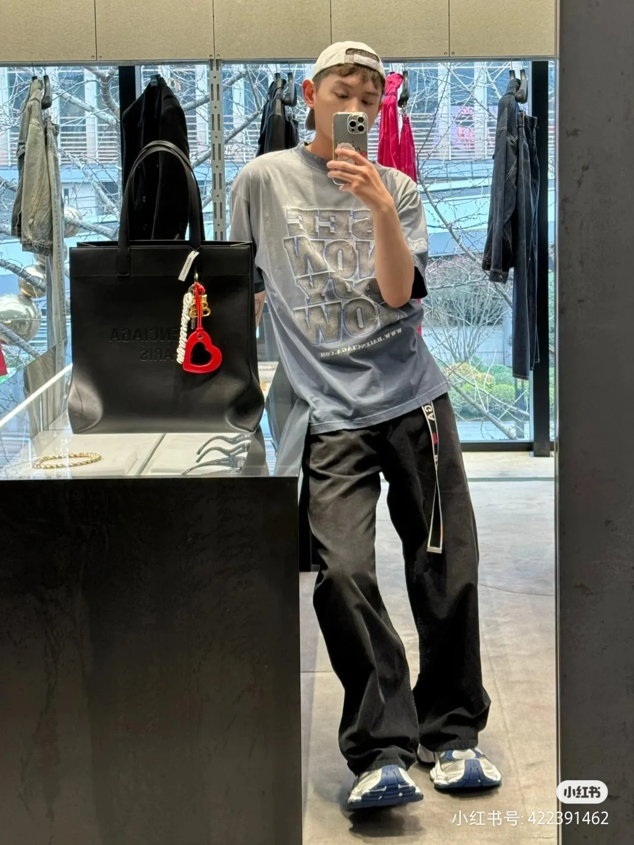 ♻️💯Reference model picture for the upper body❤️Top tested version Balenciaga see now buy now Washed diamond digital direct-printed short-sleeved T-shirt ✅No.1 quality in this market Real ceiling quality ✅All original development drawings pay attention to details to avoid mixed use of stolen pictures ✅Correct 260g custom-woven and dyed double-yarn pure cotton fabric Custom-dyed threads have no color difference ✅Correctly imported material printing Conley machine white ink direct-injection process The letters are clear and three-dimensional Strong and does not fall off. ✅ Overweight craftsmanship. The original version is the same. Different market currency. Let me explain why mine is a little more expensive than others. 1. It seems to be a simple printing or embroidery. In fact, it is not simple at all. 10000% imported machine restoration. It is not just words. You are welcome to compare with peers. 2. Each model is produced by the company. The details of the workmanship and fabrics are consistent with the original ones. There is no color difference between the guarantee and the counter. Re-engraving is not terrible. Whoever is fake is embarrassed. It’s not shameful to make a replica, it’s shameful if you can’t buy the correct version if you make a replica. 3. Note that the threaded collars are all original collars of certain countries and regions, with high wrapping. The width of the neckline and cabinets are accurate to the millimeter. Thick necklines are not easy to deform. The collars of high-end products are all restored cabinets. They are different from the big collars in the world. Ordinary garbage short-sleeves are printed with a print. The clavicle of the upper body is exposed. Please be patient. Customers who have bought genuine products or have seen genuine products will come back to place orders again. This is quality. This is quality. 4. Different styles of washed wheat main wheat, including imported wheat, have different colors and codes. Really restore the counter. As we all know, Balenciaga has different English or different colors on the collar labels of each quarter. This distinguishes the fast food products with the same common main wheat washed wheat. 5. Pay attention to the workmanship. The stitching at the neckline has no folds, smooth and natural without overlapping lines, and truly restores this. This is something that many people cannot do. 6. The fabric is made of 260g Paris-specific double yarn. No one can make better fabrics than my family. There's really no way to compare it with the ordinary version on the market. Respect it. It's genuine and costs thousands of dollars anyway. Don't buy it. Quality 7. The workmanship is fully restored. The packaging is fully restored. The cost is huge. 8. I guarantee here that this is the highest quality you can find. Size: Xs-L P: 280 Color: Gradient Blue