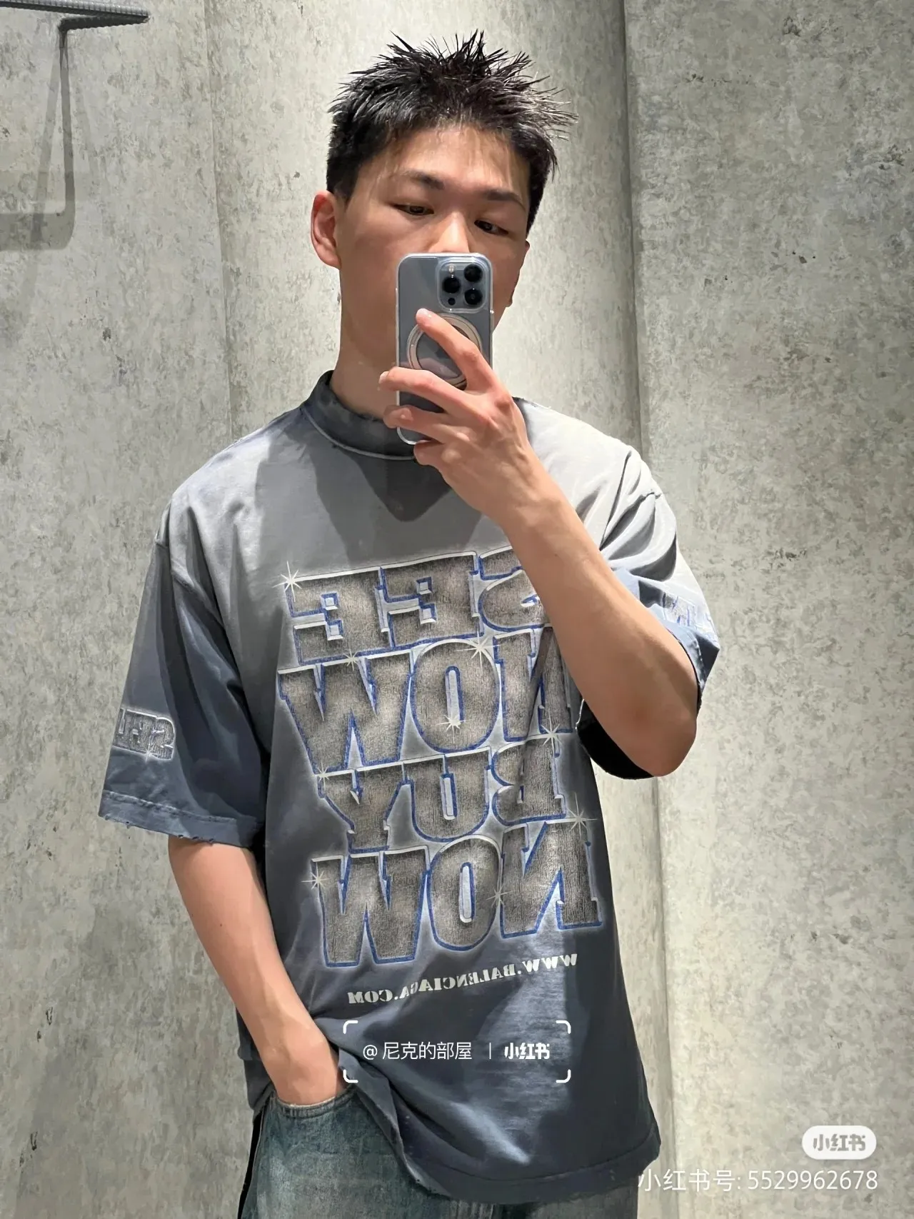 ♻️💯Reference model picture for the upper body❤️Top tested version Balenciaga see now buy now Washed diamond digital direct-printed short-sleeved T-shirt ✅No.1 quality in this market Real ceiling quality ✅All original development drawings pay attention to details to avoid mixed use of stolen pictures ✅Correct 260g custom-woven and dyed double-yarn pure cotton fabric Custom-dyed threads have no color difference ✅Correctly imported material printing Conley machine white ink direct-injection process The letters are clear and three-dimensional Strong and does not fall off. ✅ Overweight craftsmanship. The original version is the same. Different market currency. Let me explain why mine is a little more expensive than others. 1. It seems to be a simple printing or embroidery. In fact, it is not simple at all. 10000% imported machine restoration. It is not just words. You are welcome to compare with peers. 2. Each model is produced by the company. The details of the workmanship and fabrics are consistent with the original ones. There is no color difference between the guarantee and the counter. Re-engraving is not terrible. Whoever is fake is embarrassed. It’s not shameful to make a replica, it’s shameful if you can’t buy the correct version if you make a replica. 3. Note that the threaded collars are all original collars of certain countries and regions, with high wrapping. The width of the neckline and cabinets are accurate to the millimeter. Thick necklines are not easy to deform. The collars of high-end products are all restored cabinets. They are different from the big collars in the world. Ordinary garbage short-sleeves are printed with a print. The clavicle of the upper body is exposed. Please be patient. Customers who have bought genuine products or have seen genuine products will come back to place orders again. This is quality. This is quality. 4. Different styles of washed wheat main wheat, including imported wheat, have different colors and codes. Really restore the counter. As we all know, Balenciaga has different English or different colors on the collar labels of each quarter. This distinguishes the fast food products with the same common main wheat washed wheat. 5. Pay attention to the workmanship. The stitching at the neckline has no folds, smooth and natural without overlapping lines, and truly restores this. This is something that many people cannot do. 6. The fabric is made of 260g Paris-specific double yarn. No one can make better fabrics than my family. There's really no way to compare it with the ordinary version on the market. Respect it. It's genuine and costs thousands of dollars anyway. Don't buy it. Quality 7. The workmanship is fully restored. The packaging is fully restored. The cost is huge. 8. I guarantee here that this is the highest quality you can find. Size: Xs-L P: 280 Color: Gradient Blue