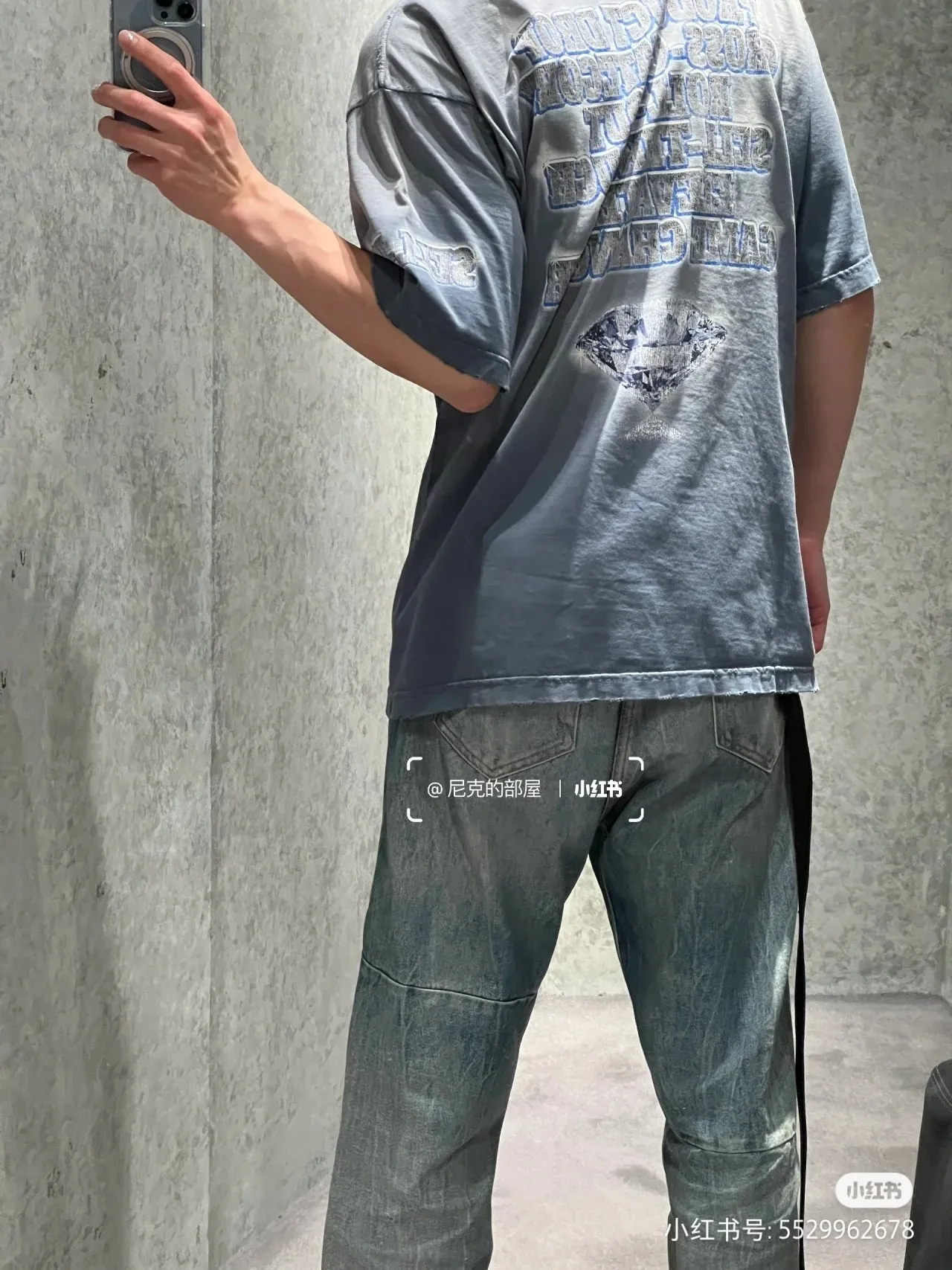 ♻️💯Reference model picture for the upper body❤️Top tested version Balenciaga see now buy now Washed diamond digital direct-printed short-sleeved T-shirt ✅No.1 quality in this market Real ceiling quality ✅All original development drawings pay attention to details to avoid mixed use of stolen pictures ✅Correct 260g custom-woven and dyed double-yarn pure cotton fabric Custom-dyed threads have no color difference ✅Correctly imported material printing Conley machine white ink direct-injection process The letters are clear and three-dimensional Strong and does not fall off. ✅ Overweight craftsmanship. The original version is the same. Different market currency. Let me explain why mine is a little more expensive than others. 1. It seems to be a simple printing or embroidery. In fact, it is not simple at all. 10000% imported machine restoration. It is not just words. You are welcome to compare with peers. 2. Each model is produced by the company. The details of the workmanship and fabrics are consistent with the original ones. There is no color difference between the guarantee and the counter. Re-engraving is not terrible. Whoever is fake is embarrassed. It’s not shameful to make a replica, it’s shameful if you can’t buy the correct version if you make a replica. 3. Note that the threaded collars are all original collars of certain countries and regions, with high wrapping. The width of the neckline and cabinets are accurate to the millimeter. Thick necklines are not easy to deform. The collars of high-end products are all restored cabinets. They are different from the big collars in the world. Ordinary garbage short-sleeves are printed with a print. The clavicle of the upper body is exposed. Please be patient. Customers who have bought genuine products or have seen genuine products will come back to place orders again. This is quality. This is quality. 4. Different styles of washed wheat main wheat, including imported wheat, have different colors and codes. Really restore the counter. As we all know, Balenciaga has different English or different colors on the collar labels of each quarter. This distinguishes the fast food products with the same common main wheat washed wheat. 5. Pay attention to the workmanship. The stitching at the neckline has no folds, smooth and natural without overlapping lines, and truly restores this. This is something that many people cannot do. 6. The fabric is made of 260g Paris-specific double yarn. No one can make better fabrics than my family. There's really no way to compare it with the ordinary version on the market. Respect it. It's genuine and costs thousands of dollars anyway. Don't buy it. Quality 7. The workmanship is fully restored. The packaging is fully restored. The cost is huge. 8. I guarantee here that this is the highest quality you can find. Size: Xs-L P: 280 Color: Gradient Blue