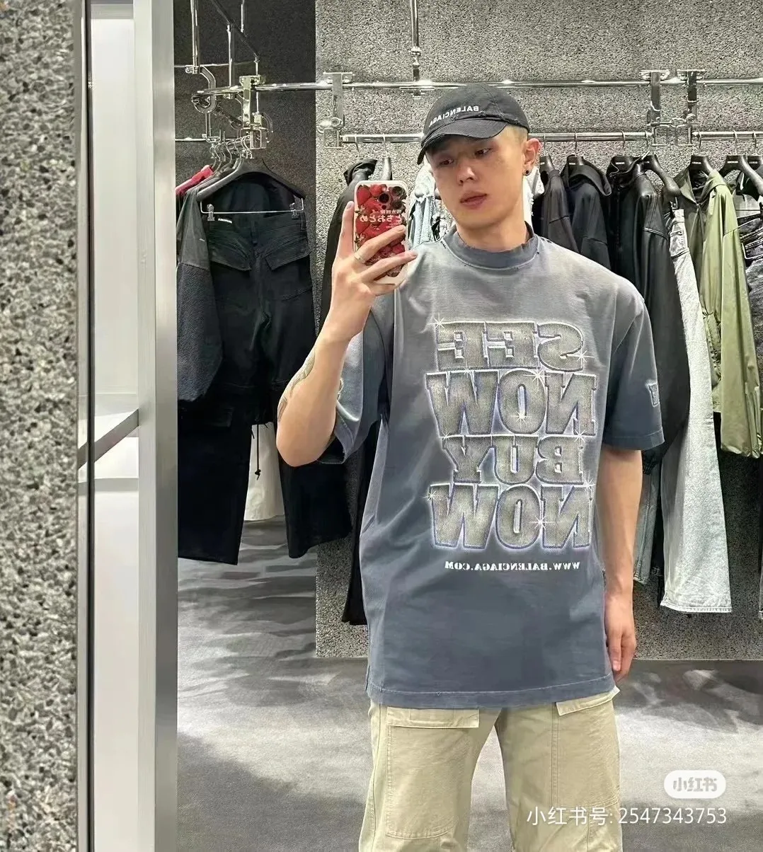 ♻️💯Reference model picture for the upper body❤️Top tested version Balenciaga see now buy now Washed diamond digital direct-printed short-sleeved T-shirt ✅No.1 quality in this market Real ceiling quality ✅All original development drawings pay attention to details to avoid mixed use of stolen pictures ✅Correct 260g custom-woven and dyed double-yarn pure cotton fabric Custom-dyed threads have no color difference ✅Correctly imported material printing Conley machine white ink direct-injection process The letters are clear and three-dimensional Strong and does not fall off. ✅ Overweight craftsmanship. The original version is the same. Different market currency. Let me explain why mine is a little more expensive than others. 1. It seems to be a simple printing or embroidery. In fact, it is not simple at all. 10000% imported machine restoration. It is not just words. You are welcome to compare with peers. 2. Each model is produced by the company. The details of the workmanship and fabrics are consistent with the original ones. There is no color difference between the guarantee and the counter. Re-engraving is not terrible. Whoever is fake is embarrassed. It’s not shameful to make a replica, it’s shameful if you can’t buy the correct version if you make a replica. 3. Note that the threaded collars are all original collars of certain countries and regions, with high wrapping. The width of the neckline and cabinets are accurate to the millimeter. Thick necklines are not easy to deform. The collars of high-end products are all restored cabinets. They are different from the big collars in the world. Ordinary garbage short-sleeves are printed with a print. The clavicle of the upper body is exposed. Please be patient. Customers who have bought genuine products or have seen genuine products will come back to place orders again. This is quality. This is quality. 4. Different styles of washed wheat main wheat, including imported wheat, have different colors and codes. Really restore the counter. As we all know, Balenciaga has different English or different colors on the collar labels of each quarter. This distinguishes the fast food products with the same common main wheat washed wheat. 5. Pay attention to the workmanship. The stitching at the neckline has no folds, smooth and natural without overlapping lines, and truly restores this. This is something that many people cannot do. 6. The fabric is made of 260g Paris-specific double yarn. No one can make better fabrics than my family. There's really no way to compare it with the ordinary version on the market. Respect it. It's genuine and costs thousands of dollars anyway. Don't buy it. Quality 7. The workmanship is fully restored. The packaging is fully restored. The cost is huge. 8. I guarantee here that this is the highest quality you can find. Size: Xs-L P: 280 Color: Gradient Blue