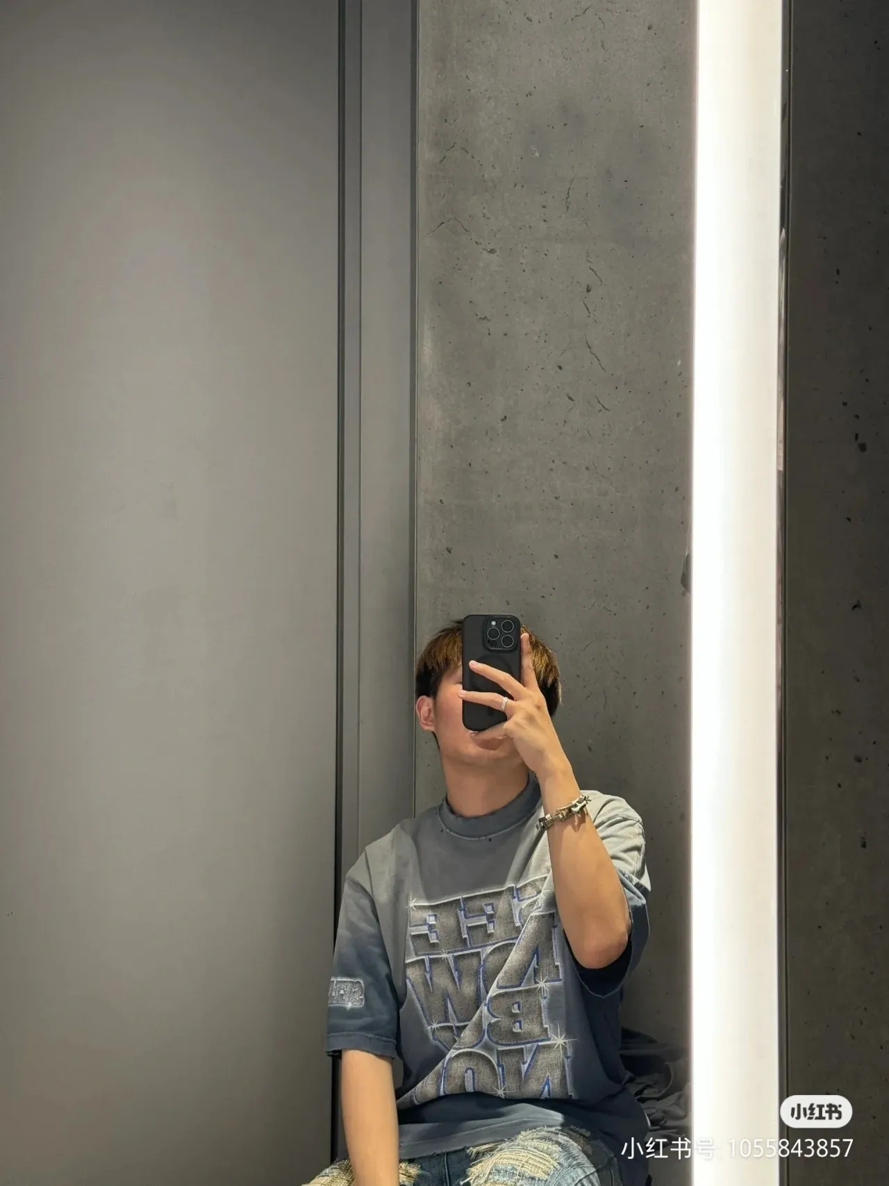 ♻️💯Reference model picture for the upper body❤️Top tested version Balenciaga see now buy now Washed diamond digital direct-printed short-sleeved T-shirt ✅No.1 quality in this market Real ceiling quality ✅All original development drawings pay attention to details to avoid mixed use of stolen pictures ✅Correct 260g custom-woven and dyed double-yarn pure cotton fabric Custom-dyed threads have no color difference ✅Correctly imported material printing Conley machine white ink direct-injection process The letters are clear and three-dimensional Strong and does not fall off. ✅ Overweight craftsmanship. The original version is the same. Different market currency. Let me explain why mine is a little more expensive than others. 1. It seems to be a simple printing or embroidery. In fact, it is not simple at all. 10000% imported machine restoration. It is not just words. You are welcome to compare with peers. 2. Each model is produced by the company. The details of the workmanship and fabrics are consistent with the original ones. There is no color difference between the guarantee and the counter. Re-engraving is not terrible. Whoever is fake is embarrassed. It’s not shameful to make a replica, it’s shameful if you can’t buy the correct version if you make a replica. 3. Note that the threaded collars are all original collars of certain countries and regions, with high wrapping. The width of the neckline and cabinets are accurate to the millimeter. Thick necklines are not easy to deform. The collars of high-end products are all restored cabinets. They are different from the big collars in the world. Ordinary garbage short-sleeves are printed with a print. The clavicle of the upper body is exposed. Please be patient. Customers who have bought genuine products or have seen genuine products will come back to place orders again. This is quality. This is quality. 4. Different styles of washed wheat main wheat, including imported wheat, have different colors and codes. Really restore the counter. As we all know, Balenciaga has different English or different colors on the collar labels of each quarter. This distinguishes the fast food products with the same common main wheat washed wheat. 5. Pay attention to the workmanship. The stitching at the neckline has no folds, smooth and natural without overlapping lines, and truly restores this. This is something that many people cannot do. 6. The fabric is made of 260g Paris-specific double yarn. No one can make better fabrics than my family. There's really no way to compare it with the ordinary version on the market. Respect it. It's genuine and costs thousands of dollars anyway. Don't buy it. Quality 7. The workmanship is fully restored. The packaging is fully restored. The cost is huge. 8. I guarantee here that this is the highest quality you can find. Size: Xs-L P: 280 Color: Gradient Blue