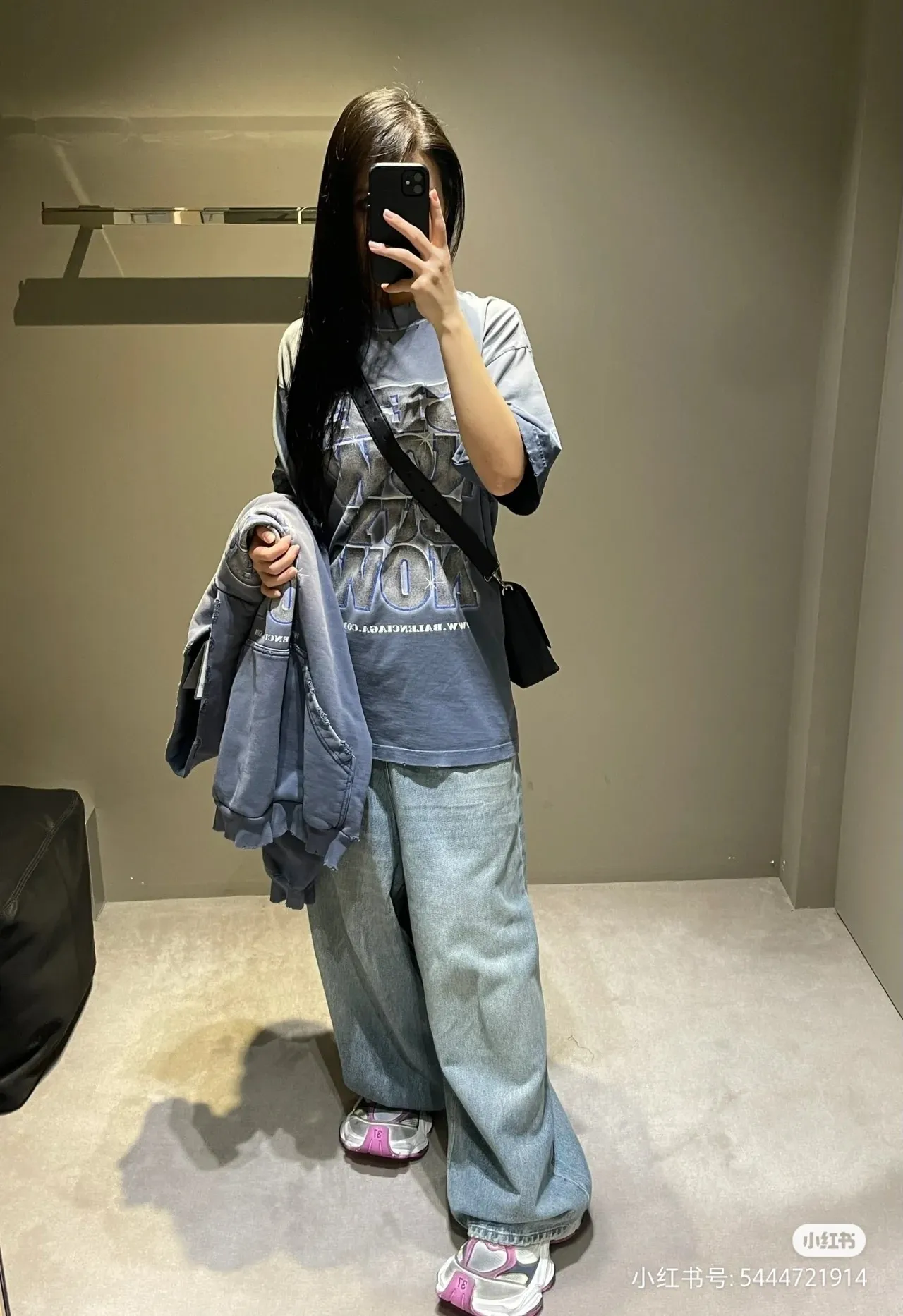 ♻️💯Reference model picture for the upper body❤️Top tested version Balenciaga see now buy now Washed diamond digital direct-printed short-sleeved T-shirt ✅No.1 quality in this market Real ceiling quality ✅All original development drawings pay attention to details to avoid mixed use of stolen pictures ✅Correct 260g custom-woven and dyed double-yarn pure cotton fabric Custom-dyed threads have no color difference ✅Correctly imported material printing Conley machine white ink direct-injection process The letters are clear and three-dimensional Strong and does not fall off. ✅ Overweight craftsmanship. The original version is the same. Different market currency. Let me explain why mine is a little more expensive than others. 1. It seems to be a simple printing or embroidery. In fact, it is not simple at all. 10000% imported machine restoration. It is not just words. You are welcome to compare with peers. 2. Each model is produced by the company. The details of the workmanship and fabrics are consistent with the original ones. There is no color difference between the guarantee and the counter. Re-engraving is not terrible. Whoever is fake is embarrassed. It’s not shameful to make a replica, it’s shameful if you can’t buy the correct version if you make a replica. 3. Note that the threaded collars are all original collars of certain countries and regions, with high wrapping. The width of the neckline and cabinets are accurate to the millimeter. Thick necklines are not easy to deform. The collars of high-end products are all restored cabinets. They are different from the big collars in the world. Ordinary garbage short-sleeves are printed with a print. The clavicle of the upper body is exposed. Please be patient. Customers who have bought genuine products or have seen genuine products will come back to place orders again. This is quality. This is quality. 4. Different styles of washed wheat main wheat, including imported wheat, have different colors and codes. Really restore the counter. As we all know, Balenciaga has different English or different colors on the collar labels of each quarter. This distinguishes the fast food products with the same common main wheat washed wheat. 5. Pay attention to the workmanship. The stitching at the neckline has no folds, smooth and natural without overlapping lines, and truly restores this. This is something that many people cannot do. 6. The fabric is made of 260g Paris-specific double yarn. No one can make better fabrics than my family. There's really no way to compare it with the ordinary version on the market. Respect it. It's genuine and costs thousands of dollars anyway. Don't buy it. Quality 7. The workmanship is fully restored. The packaging is fully restored. The cost is huge. 8. I guarantee here that this is the highest quality you can find. Size: Xs-L P: 280 Color: Gradient Blue