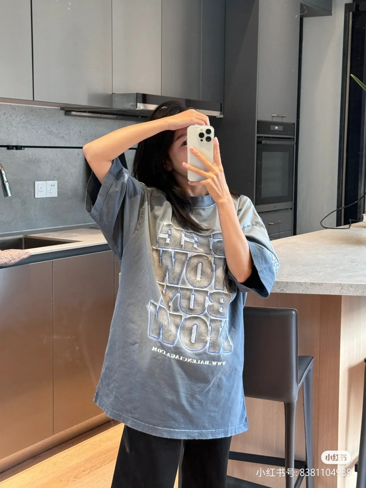 ♻️💯Reference model picture for the upper body❤️Top tested version Balenciaga see now buy now Washed diamond digital direct-printed short-sleeved T-shirt ✅No.1 quality in this market Real ceiling quality ✅All original development drawings pay attention to details to avoid mixed use of stolen pictures ✅Correct 260g custom-woven and dyed double-yarn pure cotton fabric Custom-dyed threads have no color difference ✅Correctly imported material printing Conley machine white ink direct-injection process The letters are clear and three-dimensional Strong and does not fall off. ✅ Overweight craftsmanship. The original version is the same. Different market currency. Let me explain why mine is a little more expensive than others. 1. It seems to be a simple printing or embroidery. In fact, it is not simple at all. 10000% imported machine restoration. It is not just words. You are welcome to compare with peers. 2. Each model is produced by the company. The details of the workmanship and fabrics are consistent with the original ones. There is no color difference between the guarantee and the counter. Re-engraving is not terrible. Whoever is fake is embarrassed. It’s not shameful to make a replica, it’s shameful if you can’t buy the correct version if you make a replica. 3. Note that the threaded collars are all original collars of certain countries and regions, with high wrapping. The width of the neckline and cabinets are accurate to the millimeter. Thick necklines are not easy to deform. The collars of high-end products are all restored cabinets. They are different from the big collars in the world. Ordinary garbage short-sleeves are printed with a print. The clavicle of the upper body is exposed. Please be patient. Customers who have bought genuine products or have seen genuine products will come back to place orders again. This is quality. This is quality. 4. Different styles of washed wheat main wheat, including imported wheat, have different colors and codes. Really restore the counter. As we all know, Balenciaga has different English or different colors on the collar labels of each quarter. This distinguishes the fast food products with the same common main wheat washed wheat. 5. Pay attention to the workmanship. The stitching at the neckline has no folds, smooth and natural without overlapping lines, and truly restores this. This is something that many people cannot do. 6. The fabric is made of 260g Paris-specific double yarn. No one can make better fabrics than my family. There's really no way to compare it with the ordinary version on the market. Respect it. It's genuine and costs thousands of dollars anyway. Don't buy it. Quality 7. The workmanship is fully restored. The packaging is fully restored. The cost is huge. 8. I guarantee here that this is the highest quality you can find. Size: Xs-L P: 280 Color: Gradient Blue