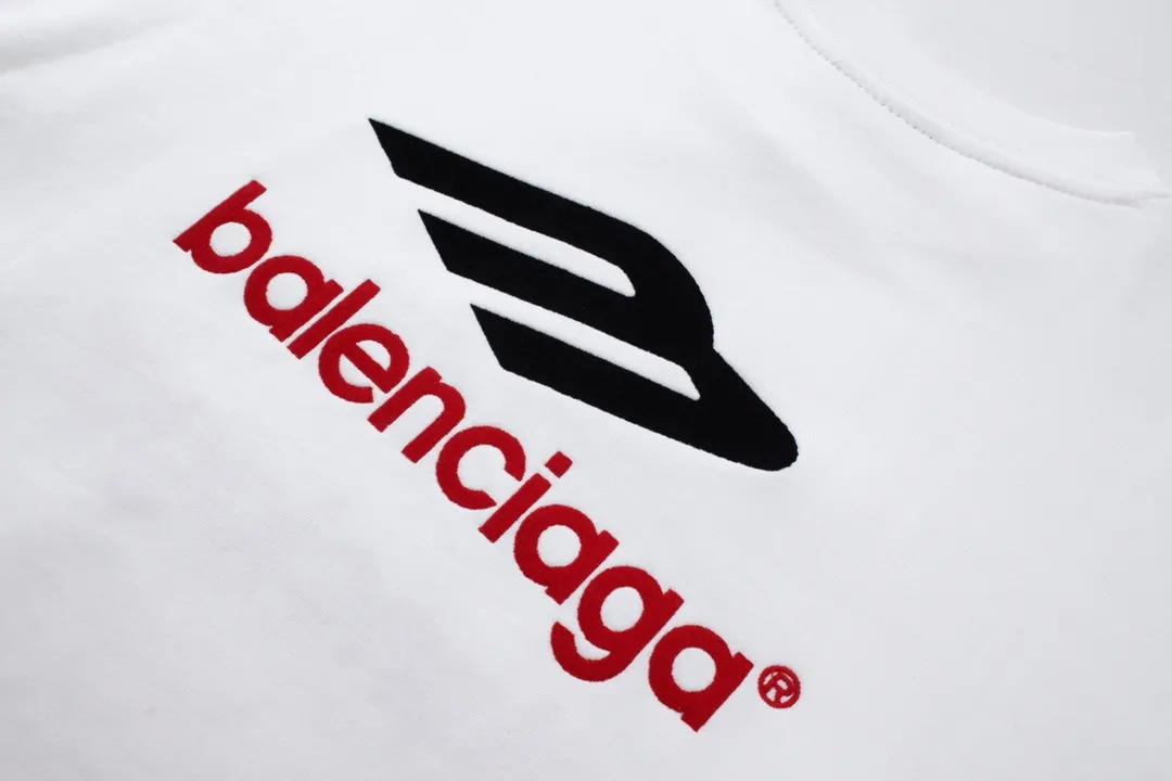 🅿️270 detailed pictures [Top version. Official website quality] BALENCI*GA/Paris BALENCI*GA#2024 latest model, round neck sweatshirt with large letter LOGO icon embroidery. Brick cabinet synchronization. Develop and develop genuine products at the first time. Embroidery. All colors are on the same board. Welcome to compare! The fabric is made of Paris ZP custom-woven and dyed cotton double-yarn large parka. The weight is 450 grams. The cloth surface is clean. The cloth pattern is clear. It is soft and comfortable. It has good color fastness and is not easy to change color. The threads are woven and dyed with no color difference. The embroidery is done using an imported Tajima embroidery machine, with a three-dimensional effect and clear lines. There are no burrs and miscellaneous threads, and the embroidery is of ultra-high craftsmanship. The version adopts OS loose shoulder design. Same style for men and women. Code: BL235571 Color: dark blue gray, white Size: XS S M L