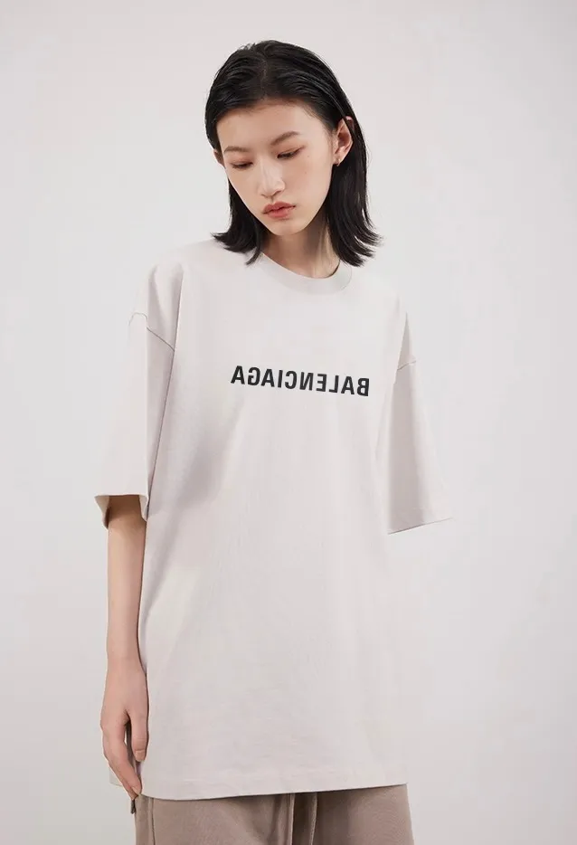 ♻️💯Upper body reference model picture❤️23SS BALENCIAGA Balenciaga embroidered frayed mirror LOGO male and female couple stars the same style pure cotton loose short-sleeved T-shirt. The os version is really charming. Balenciaga is really the best. The new styles of each season are made to the extreme. They are very practical and can be worn casually. They are made of 32-count double yarn, 280-gram heavy fabric, and imported knitting needle carded cotton. The thickness is moderate, drapey and contoured, and the upper body is comfortable! ! It is very tolerant to fat body types and can instantly lose five pounds after wearing it!  The front #simple element# embroidery is imported from Tajima high-density heavy embroidery technology. The fonts are three-dimensional and full. The neck straps are made of pure cotton and are one-piece straps. There is no color difference and will not deform. In the past two years, oversize has become the focus of the trend and has been a popular staple in the past two years. The change of designers has made this brand an instant hit. The progressive fashion of the times also needs the blood impact of fresh elements and trendy designs to continue its glory! It’s stylish both inside and outside, a must-have for high street travel! An absolute "eye-catching style" that can be matched with couples 💏 New collar label, please pay attention to distinguish it.  Size: XS-L P:250