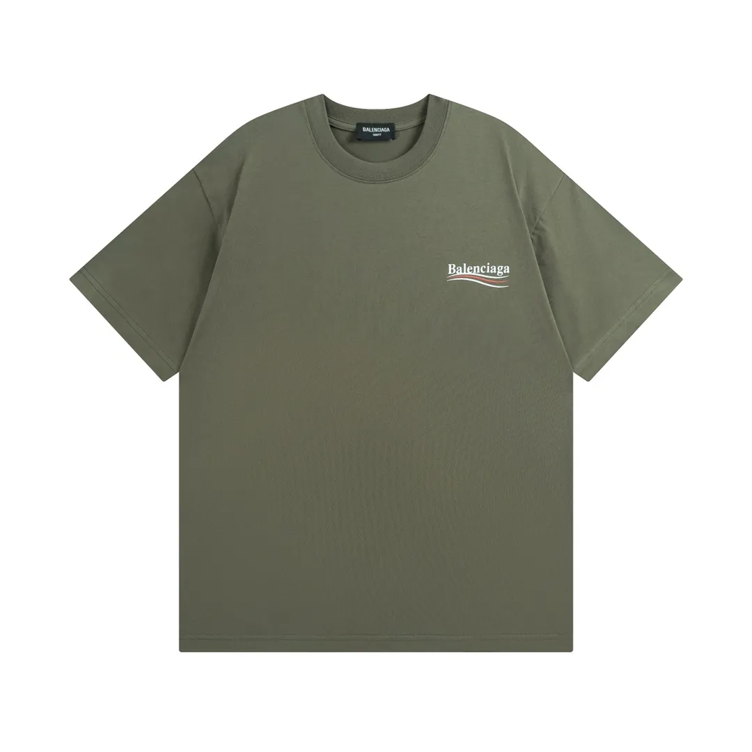 🅿️170 Detailed picture [Top version. Official website quality] BALENCI*GA/Paris #Classic, Coke printed short-sleeved T-shirt# The fabric is made of Paris ZP custom-woven and dyed cotton double yarn. Weighing 260 grams, the cloth surface is clean. The cloth pattern is clear, soft and comfortable. The threads are dyed with no color difference. The classic pattern printing uses environmentally friendly imported glue and precision stencil. The letters are clear. No burrs. The three-dimensional effect is strong. All colors are synchronized with the brick cabinets, custom woven and dyed, and will not fade. Different market currencies. The version adopts OS loose shoulder design. Same style for men and women. Code: BL223029 Color: white, black, yellow, red, floral gray, gray orchid, blue, military green Size: XS to L