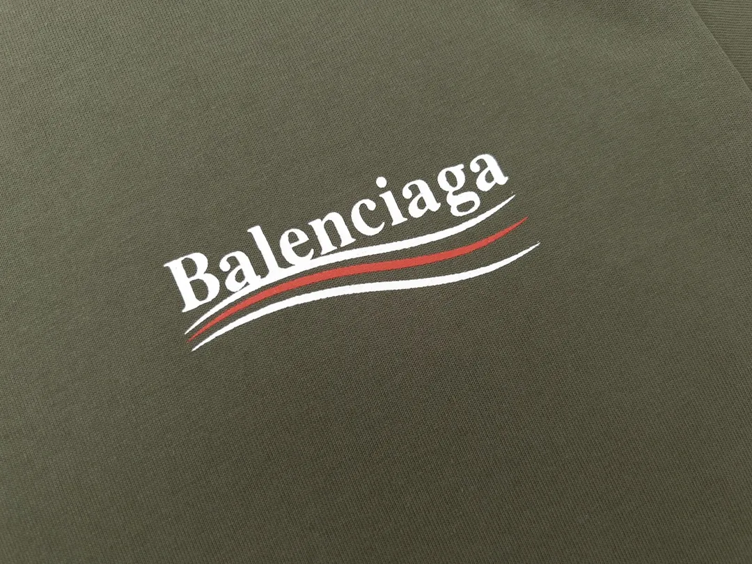 🅿️170 Detailed picture [Top version. Official website quality] BALENCI*GA/Paris #Classic, Coke printed short-sleeved T-shirt# The fabric is made of Paris ZP custom-woven and dyed cotton double yarn. Weighing 260 grams, the cloth surface is clean. The cloth pattern is clear, soft and comfortable. The threads are dyed with no color difference. The classic pattern printing uses environmentally friendly imported glue and precision stencil. The letters are clear. No burrs. The three-dimensional effect is strong. All colors are synchronized with the brick cabinets, custom woven and dyed, and will not fade. Different market currencies. The version adopts OS loose shoulder design. Same style for men and women. Code: BL223029 Color: white, black, yellow, red, floral gray, gray orchid, blue, military green Size: XS to L