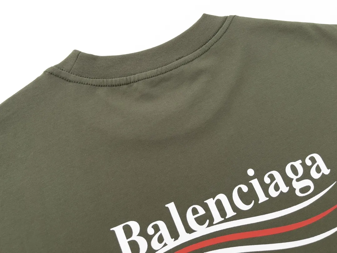 🅿️170 Detailed picture [Top version. Official website quality] BALENCI*GA/Paris #Classic, Coke printed short-sleeved T-shirt# The fabric is made of Paris ZP custom-woven and dyed cotton double yarn. Weighing 260 grams, the cloth surface is clean. The cloth pattern is clear, soft and comfortable. The threads are dyed with no color difference. The classic pattern printing uses environmentally friendly imported glue and precision stencil. The letters are clear. No burrs. The three-dimensional effect is strong. All colors are synchronized with the brick cabinets, custom woven and dyed, and will not fade. Different market currencies. The version adopts OS loose shoulder design. Same style for men and women. Code: BL223029 Color: white, black, yellow, red, floral gray, gray orchid, blue, military green Size: XS to L