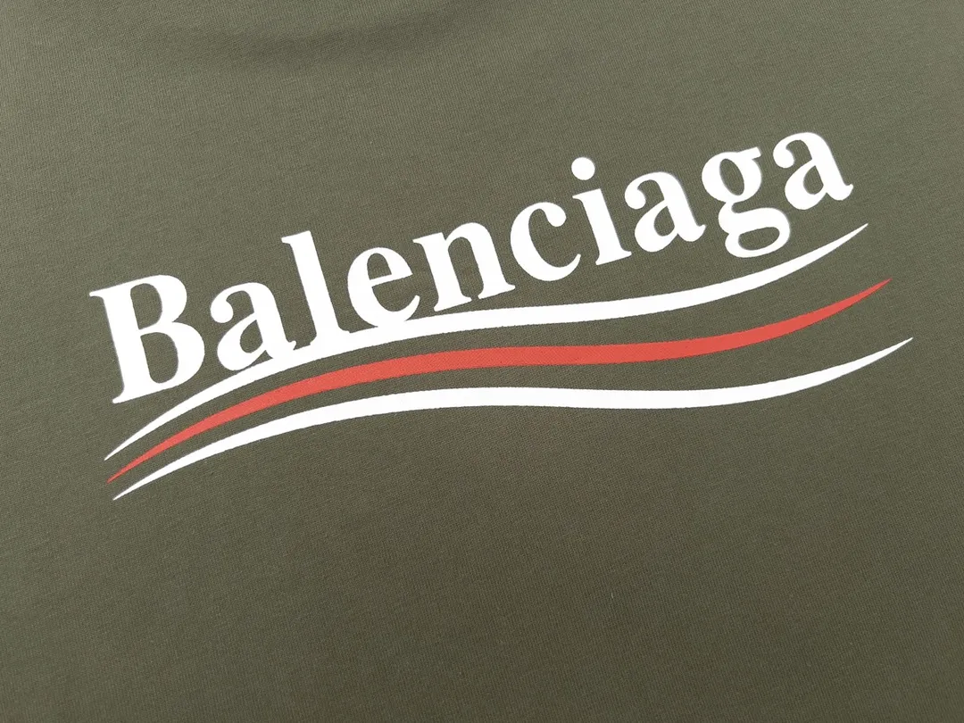 🅿️170 Detailed picture [Top version. Official website quality] BALENCI*GA/Paris #Classic, Coke printed short-sleeved T-shirt# The fabric is made of Paris ZP custom-woven and dyed cotton double yarn. Weighing 260 grams, the cloth surface is clean. The cloth pattern is clear, soft and comfortable. The threads are dyed with no color difference. The classic pattern printing uses environmentally friendly imported glue and precision stencil. The letters are clear. No burrs. The three-dimensional effect is strong. All colors are synchronized with the brick cabinets, custom woven and dyed, and will not fade. Different market currencies. The version adopts OS loose shoulder design. Same style for men and women. Code: BL223029 Color: white, black, yellow, red, floral gray, gray orchid, blue, military green Size: XS to L