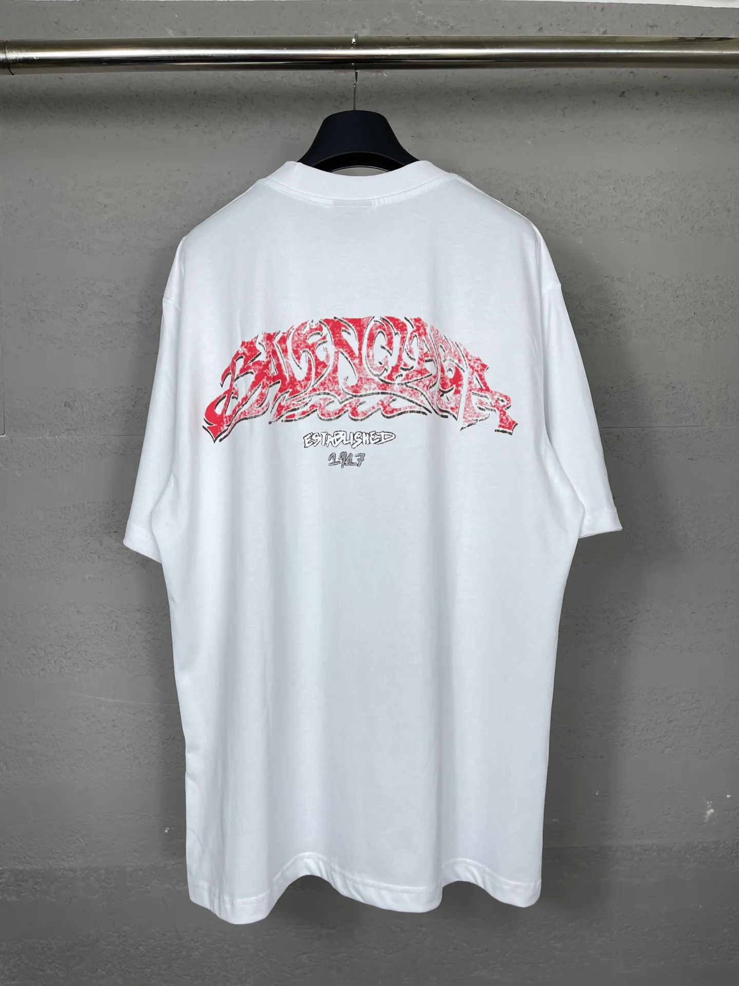 🅿️186 real photos [Top version. Official website quality] BALENCI*GA/Paris. 2024 latest flame graffiti direct-printed short-sleeved T-shirt. Brick cabinet synchronization. ⚠️Difference in market currency. Developed by YB. The fabric is made of Paris ZP custom-woven and dyed 100% cotton double yarn compact cotton. The weight is 260 grams, the cloth surface is clean. The cloth pattern is clear, soft and comfortable. The threads are dyed with no color difference. The front and back printing adopts Kornit direct-injection printing pattern and adopts OS loose shoulder-dropping pattern. Same style for men and women. Code: BL223109 Color: dark gray blue. Pink. White Size: XS to L