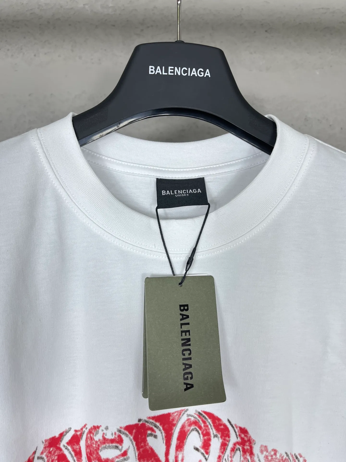 🅿️186 real photos [Top version. Official website quality] BALENCI*GA/Paris. 2024 latest flame graffiti direct-printed short-sleeved T-shirt. Brick cabinet synchronization. ⚠️Difference in market currency. Developed by YB. The fabric is made of Paris ZP custom-woven and dyed 100% cotton double yarn compact cotton. The weight is 260 grams, the cloth surface is clean. The cloth pattern is clear, soft and comfortable. The threads are dyed with no color difference. The front and back printing adopts Kornit direct-injection printing pattern and adopts OS loose shoulder-dropping pattern. Same style for men and women. Code: BL223109 Color: dark gray blue. Pink. White Size: XS to L