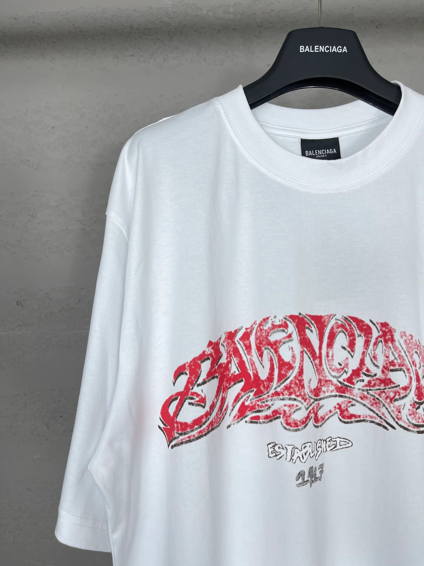 🅿️186 real photos [Top version. Official website quality] BALENCI*GA/Paris. 2024 latest flame graffiti direct-printed short-sleeved T-shirt. Brick cabinet synchronization. ⚠️Difference in market currency. Developed by YB. The fabric is made of Paris ZP custom-woven and dyed 100% cotton double yarn compact cotton. The weight is 260 grams, the cloth surface is clean. The cloth pattern is clear, soft and comfortable. The threads are dyed with no color difference. The front and back printing adopts Kornit direct-injection printing pattern and adopts OS loose shoulder-dropping pattern. Same style for men and women. Code: BL223109 Color: dark gray blue. Pink. White Size: XS to L