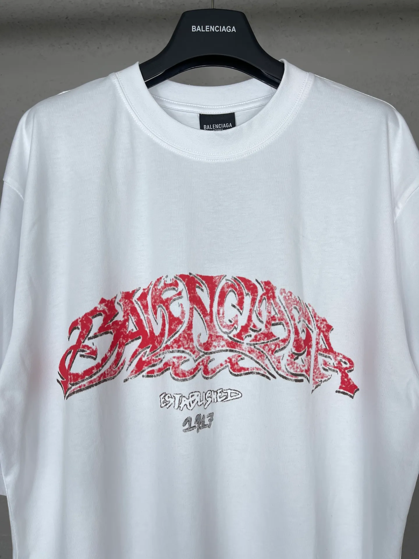 🅿️186 real photos [Top version. Official website quality] BALENCI*GA/Paris. 2024 latest flame graffiti direct-printed short-sleeved T-shirt. Brick cabinet synchronization. ⚠️Difference in market currency. Developed by YB. The fabric is made of Paris ZP custom-woven and dyed 100% cotton double yarn compact cotton. The weight is 260 grams, the cloth surface is clean. The cloth pattern is clear, soft and comfortable. The threads are dyed with no color difference. The front and back printing adopts Kornit direct-injection printing pattern and adopts OS loose shoulder-dropping pattern. Same style for men and women. Code: BL223109 Color: dark gray blue. Pink. White Size: XS to L