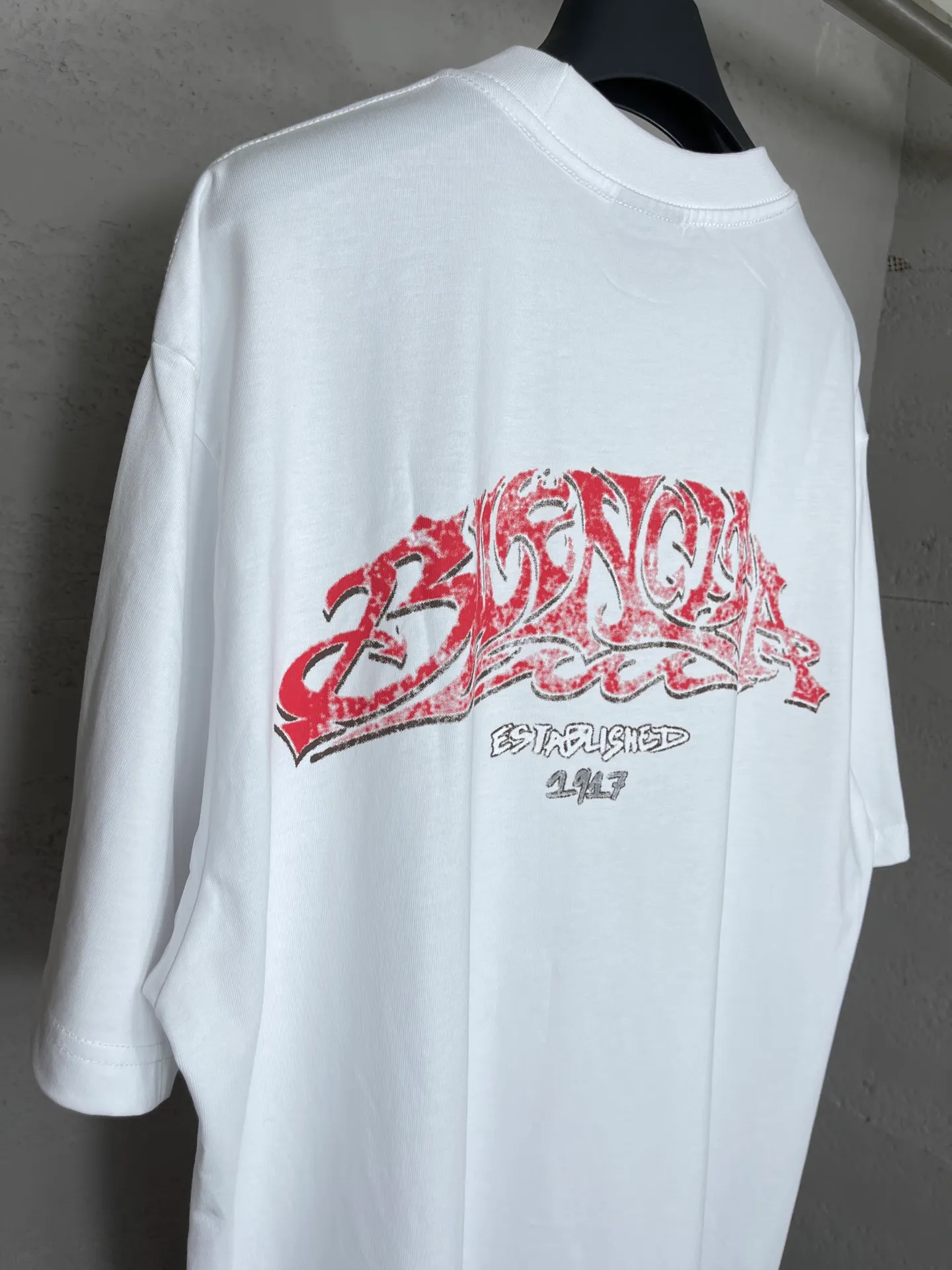 🅿️186 real photos [Top version. Official website quality] BALENCI*GA/Paris. 2024 latest flame graffiti direct-printed short-sleeved T-shirt. Brick cabinet synchronization. ⚠️Difference in market currency. Developed by YB. The fabric is made of Paris ZP custom-woven and dyed 100% cotton double yarn compact cotton. The weight is 260 grams, the cloth surface is clean. The cloth pattern is clear, soft and comfortable. The threads are dyed with no color difference. The front and back printing adopts Kornit direct-injection printing pattern and adopts OS loose shoulder-dropping pattern. Same style for men and women. Code: BL223109 Color: dark gray blue. Pink. White Size: XS to L