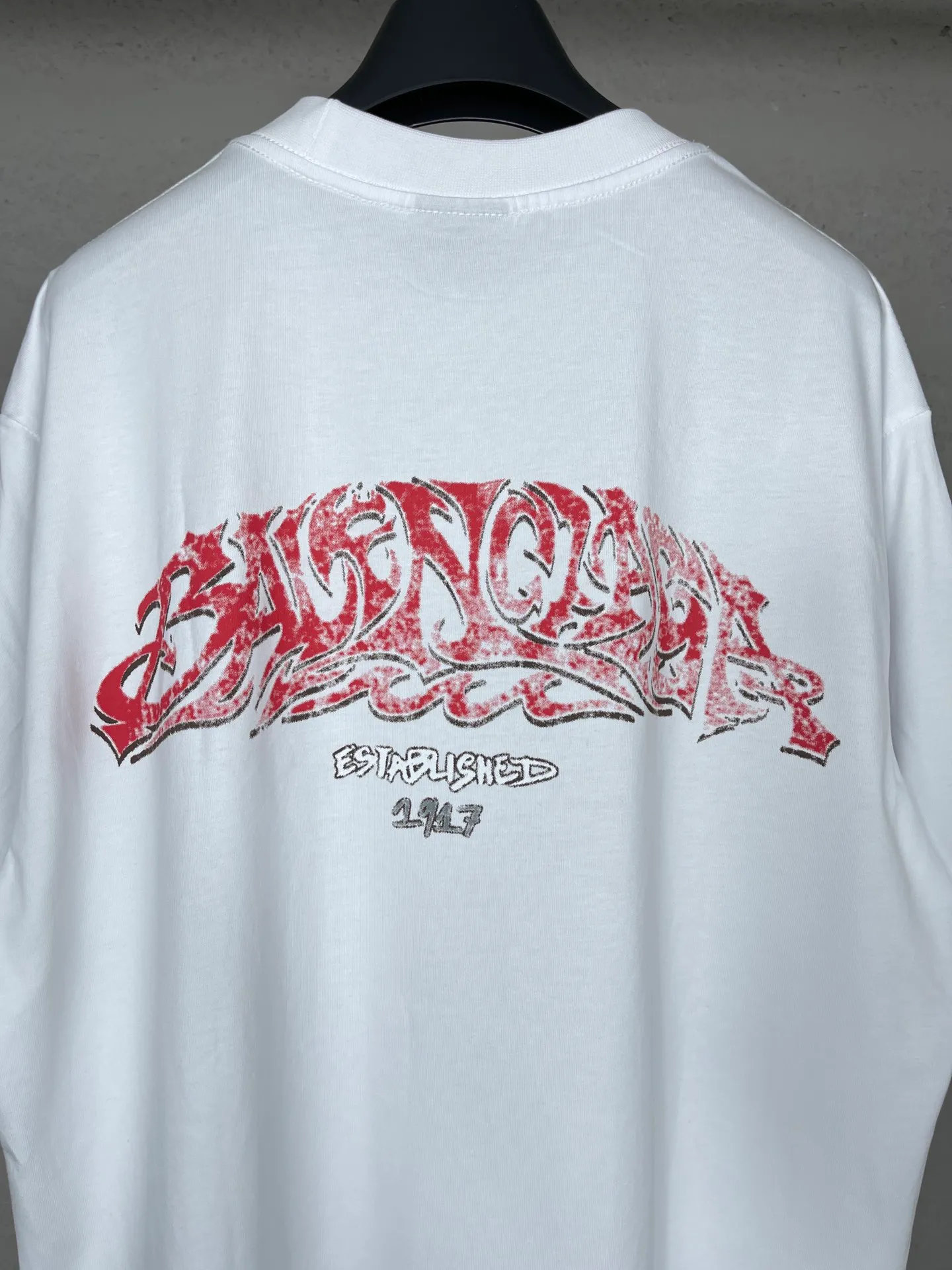 🅿️186 real photos [Top version. Official website quality] BALENCI*GA/Paris. 2024 latest flame graffiti direct-printed short-sleeved T-shirt. Brick cabinet synchronization. ⚠️Difference in market currency. Developed by YB. The fabric is made of Paris ZP custom-woven and dyed 100% cotton double yarn compact cotton. The weight is 260 grams, the cloth surface is clean. The cloth pattern is clear, soft and comfortable. The threads are dyed with no color difference. The front and back printing adopts Kornit direct-injection printing pattern and adopts OS loose shoulder-dropping pattern. Same style for men and women. Code: BL223109 Color: dark gray blue. Pink. White Size: XS to L