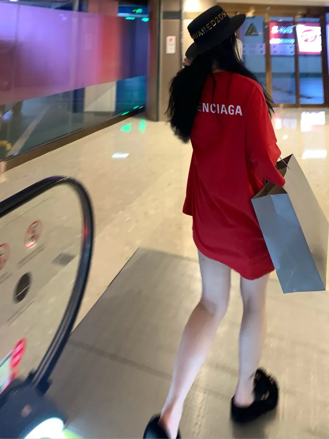♻️💯Upper body reference model ❤️Top tested version BALENCIAGA large LOGO basic letters on the back pure cotton loose loose male and female couples same style trendy brand high-end short-sleeved T-shirt The god of simplicity in Paris, a volume sought after by many stars. Lisa’s favorite basic short-sleeved Paris style, which has a very high appearance rate. Wear alone, paired with jeans, shorts, and sweatpants, it's a versatile style. Xiaohongshu, a hot item on INS, a must-have for Paris fans. The logo slogan on the back is made of Tajima embroidery technology. Please pay attention to the importance of the version. Don't make a pattern based on the pictures. If you don't have the original version, you won't be able to make it look one to one like the original version. At most, you can just make a look. It's just a piece of clothing without a soul. The fabric is made of 24S 260g double yarn pure cotton fabric. The threads and fabric are custom woven and dyed in the same style, without color difference.  A complete set of customized tags, collar tags, washed, plastic bags, and most importantly, a complete set of bags, tag codes, and codes are all authentic.  Color: White Black Royal Blue Apricot Floral Gray Pink Beige Chinese Red Deep Sea Blue Purple Size: XS-L P:250