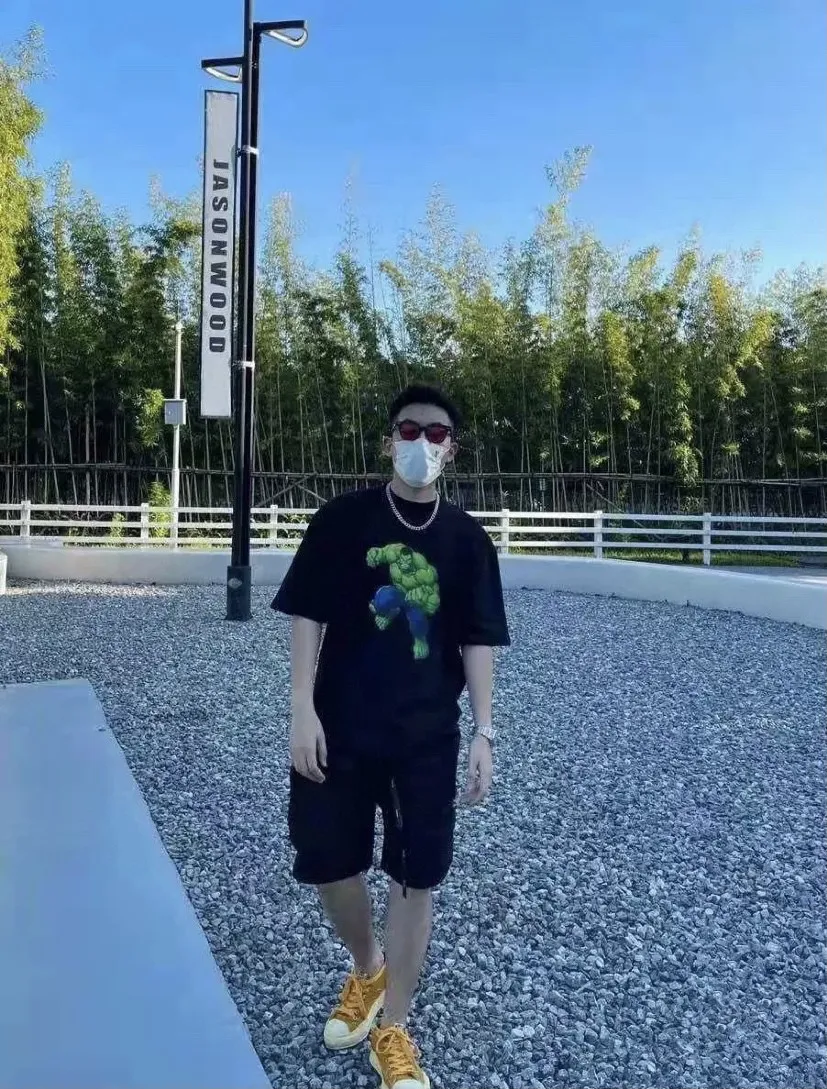 ♻️💯Upper body reference model❤️The strongest Balenciaga/Balenciaga Heavy Industry washed Hulk Marvel joint short-sleeved fabric is made of double yarn plain weave, 280g sweatshirt fabric; matched with 32S/1*2 fine cotton double yarn 1*1 rib, washed environmentally friendly dyed fabric, and the threads are in the same vat with no color difference.  The front printed green giant uses water-wash printing technology; it is made of imported environmentally friendly glue material (no odor) and mechanized printing technology. Mechanical printing has high precision, the positioning accuracy can reach ±0.02mm, the quality is stable, and the printing quality is clear, just like the photo. The body is washed and frayed and embroidered elements are added, which greatly increases the interest of the clothing; it has a unique visual effect. The special washing effect creates a unique aged effect. A unisex style that blurs the boundaries, with a classic dropped shoulder and oversize silhouette, and a loose and casual upper body. Color: Black Size: XS-L P:260