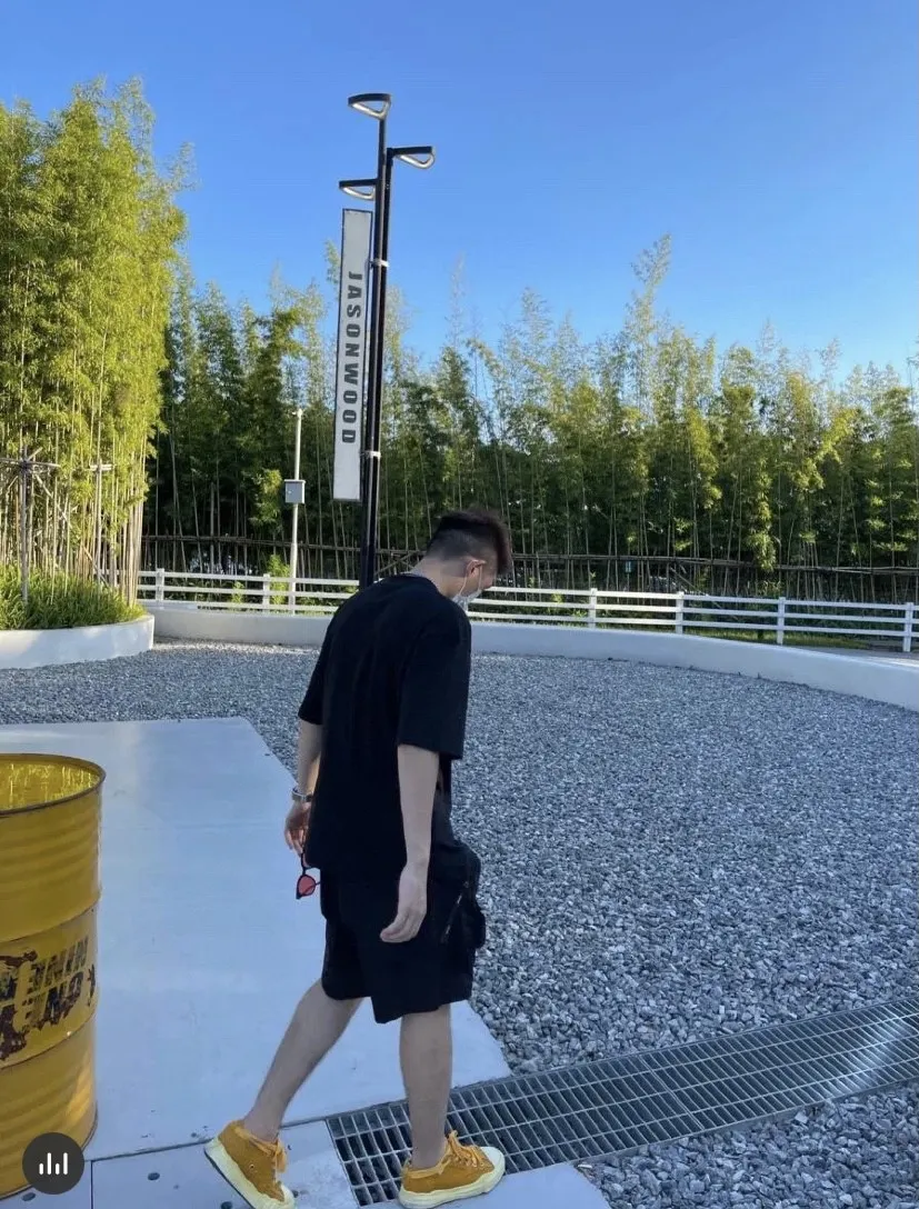 ♻️💯Upper body reference model❤️The strongest Balenciaga/Balenciaga Heavy Industry washed Hulk Marvel joint short-sleeved fabric is made of double yarn plain weave, 280g sweatshirt fabric; matched with 32S/1*2 fine cotton double yarn 1*1 rib, washed environmentally friendly dyed fabric, and the threads are in the same vat with no color difference.  The front printed green giant uses water-wash printing technology; it is made of imported environmentally friendly glue material (no odor) and mechanized printing technology. Mechanical printing has high precision, the positioning accuracy can reach ±0.02mm, the quality is stable, and the printing quality is clear, just like the photo. The body is washed and frayed and embroidered elements are added, which greatly increases the interest of the clothing; it has a unique visual effect. The special washing effect creates a unique aged effect. A unisex style that blurs the boundaries, with a classic dropped shoulder and oversize silhouette, and a loose and casual upper body. Color: Black Size: XS-L P:260