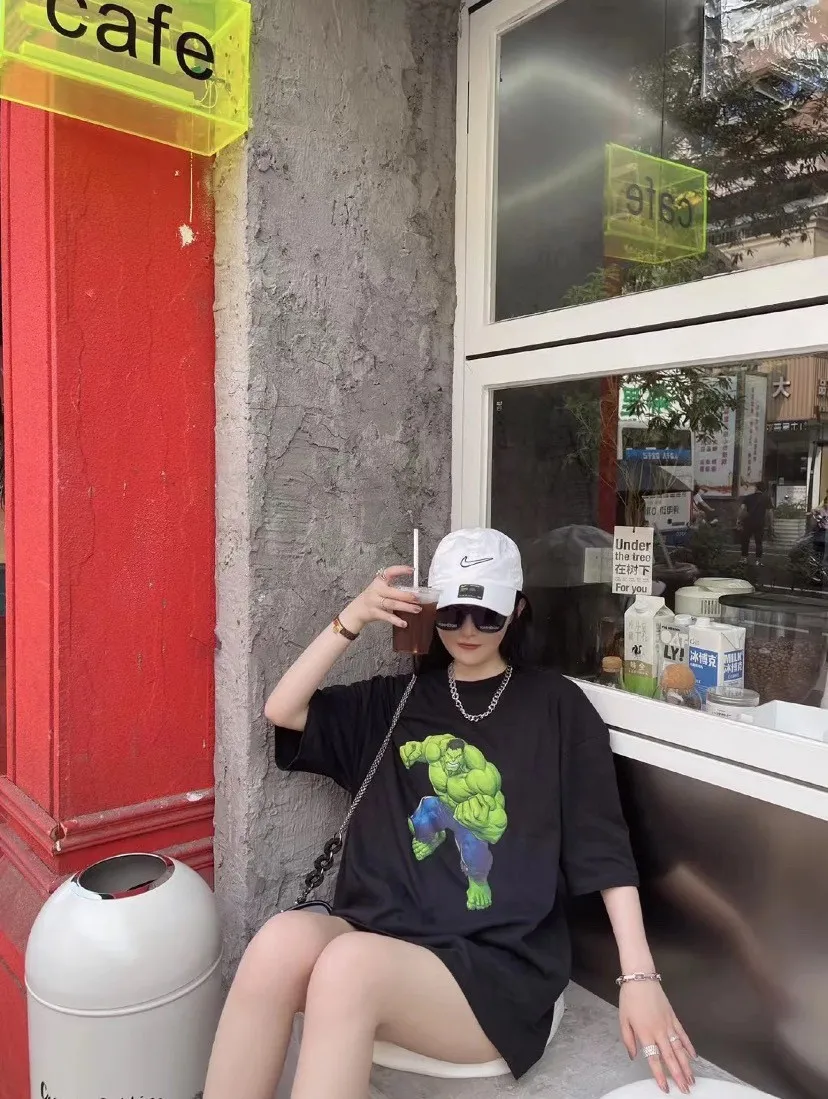 ♻️💯Upper body reference model❤️The strongest Balenciaga/Balenciaga Heavy Industry washed Hulk Marvel joint short-sleeved fabric is made of double yarn plain weave, 280g sweatshirt fabric; matched with 32S/1*2 fine cotton double yarn 1*1 rib, washed environmentally friendly dyed fabric, and the threads are in the same vat with no color difference.  The front printed green giant uses water-wash printing technology; it is made of imported environmentally friendly glue material (no odor) and mechanized printing technology. Mechanical printing has high precision, the positioning accuracy can reach ±0.02mm, the quality is stable, and the printing quality is clear, just like the photo. The body is washed and frayed and embroidered elements are added, which greatly increases the interest of the clothing; it has a unique visual effect. The special washing effect creates a unique aged effect. A unisex style that blurs the boundaries, with a classic dropped shoulder and oversize silhouette, and a loose and casual upper body. Color: Black Size: XS-L P:260