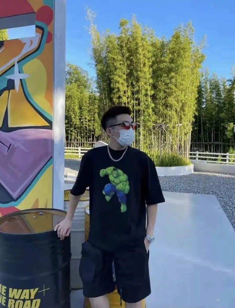 ♻️💯Upper body reference model❤️The strongest Balenciaga/Balenciaga Heavy Industry washed Hulk Marvel joint short-sleeved fabric is made of double yarn plain weave, 280g sweatshirt fabric; matched with 32S/1*2 fine cotton double yarn 1*1 rib, washed environmentally friendly dyed fabric, and the threads are in the same vat with no color difference.  The front printed green giant uses water-wash printing technology; it is made of imported environmentally friendly glue material (no odor) and mechanized printing technology. Mechanical printing has high precision, the positioning accuracy can reach ±0.02mm, the quality is stable, and the printing quality is clear, just like the photo. The body is washed and frayed and embroidered elements are added, which greatly increases the interest of the clothing; it has a unique visual effect. The special washing effect creates a unique aged effect. A unisex style that blurs the boundaries, with a classic dropped shoulder and oversize silhouette, and a loose and casual upper body. Color: Black Size: XS-L P:260