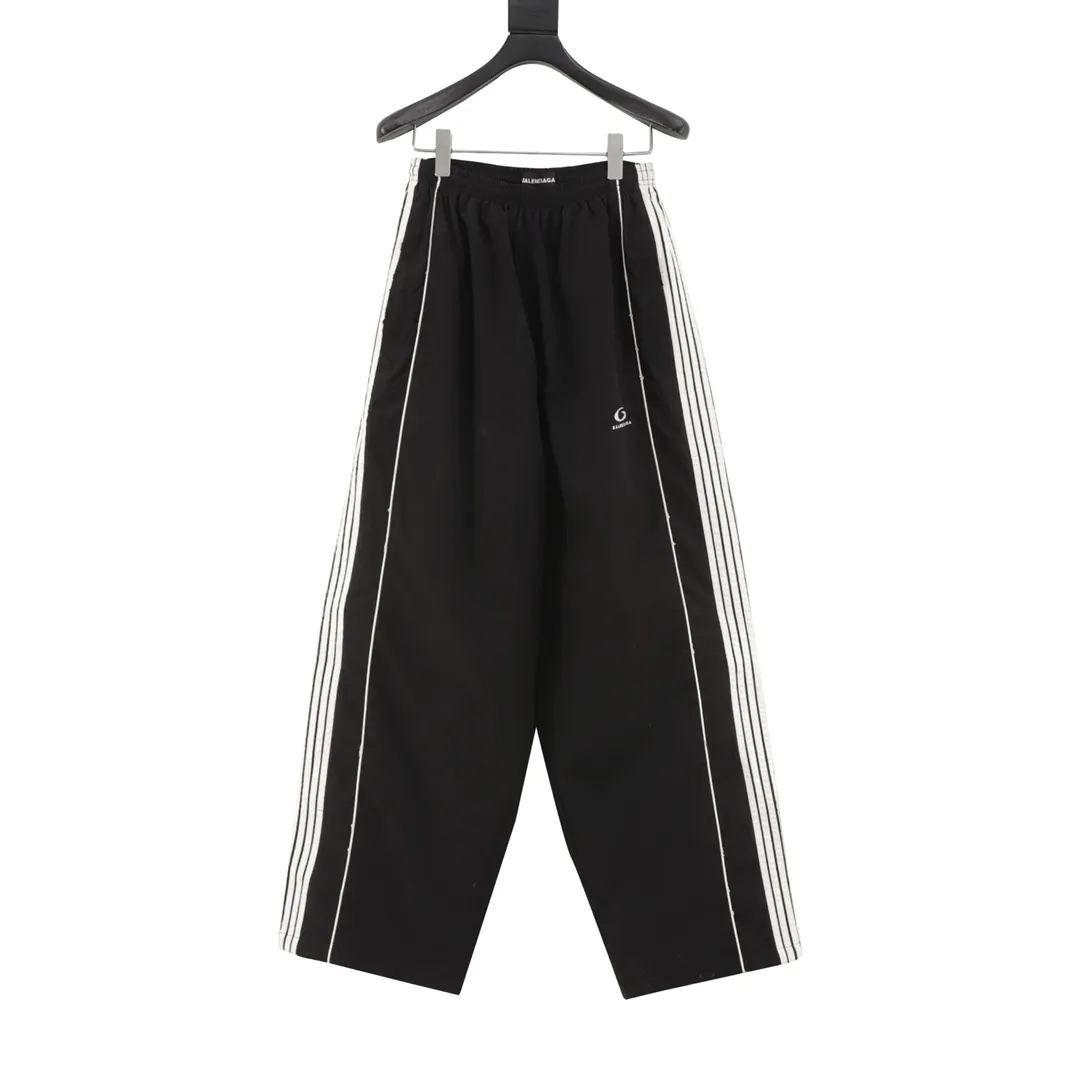 🅿️500 Balenciaga/Balenciaga BLCG 25FW five-stripe half-ring embroidered sports trousers, light luxury, a must-have item for daily commuting for men and women, correct version, welcome to compare, detailed features · Customized matt Taslan jacket fabric · The fabric has undergone a waterproof coating process · The lining is made of three-level polyester bird's eye mesh · OS ultra-loose silhouette design · Side zipper pockets Stand-up collar design · Internal zipper pocket design · Mold-made custom hardware zipper Jacket double slider design · Splicing and inlay technology · Zipper pocket on the side of trousers · Original main mark washed tag packaging Color: Black Size: 46-52