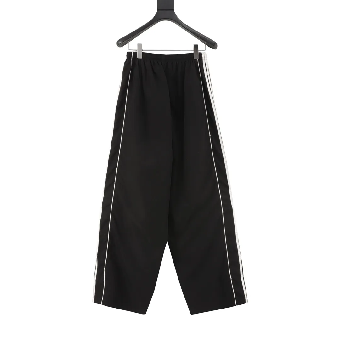 🅿️500 Balenciaga/Balenciaga BLCG 25FW five-stripe half-ring embroidered sports trousers, light luxury, a must-have item for daily commuting for men and women, correct version, welcome to compare, detailed features · Customized matt Taslan jacket fabric · The fabric has undergone a waterproof coating process · The lining is made of three-level polyester bird's eye mesh · OS ultra-loose silhouette design · Side zipper pockets Stand-up collar design · Internal zipper pocket design · Mold-made custom hardware zipper Jacket double slider design · Splicing and inlay technology · Zipper pocket on the side of trousers · Original main mark washed tag packaging Color: Black Size: 46-52