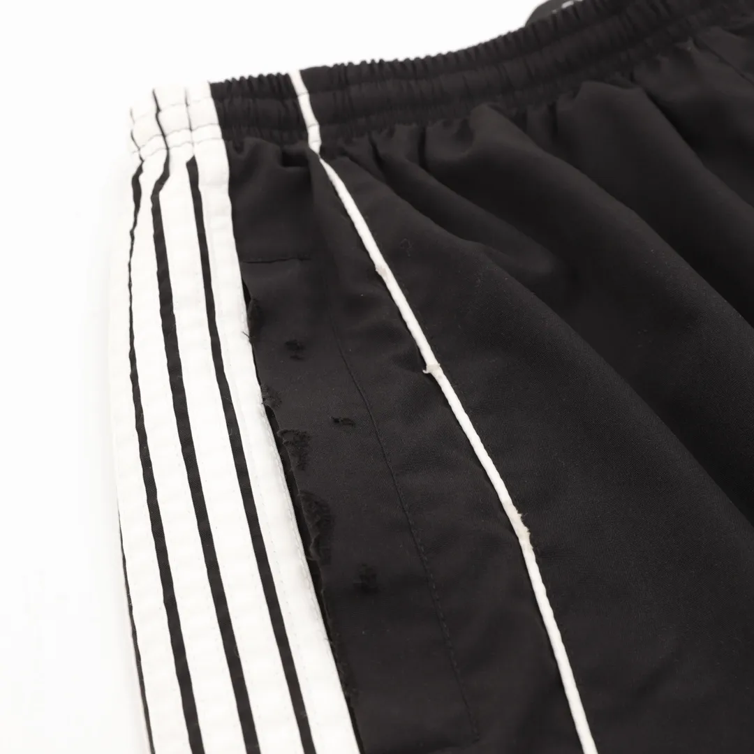 🅿️500 Balenciaga/Balenciaga BLCG 25FW five-stripe half-ring embroidered sports trousers, light luxury, a must-have item for daily commuting for men and women, correct version, welcome to compare, detailed features · Customized matt Taslan jacket fabric · The fabric has undergone a waterproof coating process · The lining is made of three-level polyester bird's eye mesh · OS ultra-loose silhouette design · Side zipper pockets Stand-up collar design · Internal zipper pocket design · Mold-made custom hardware zipper Jacket double slider design · Splicing and inlay technology · Zipper pocket on the side of trousers · Original main mark washed tag packaging Color: Black Size: 46-52