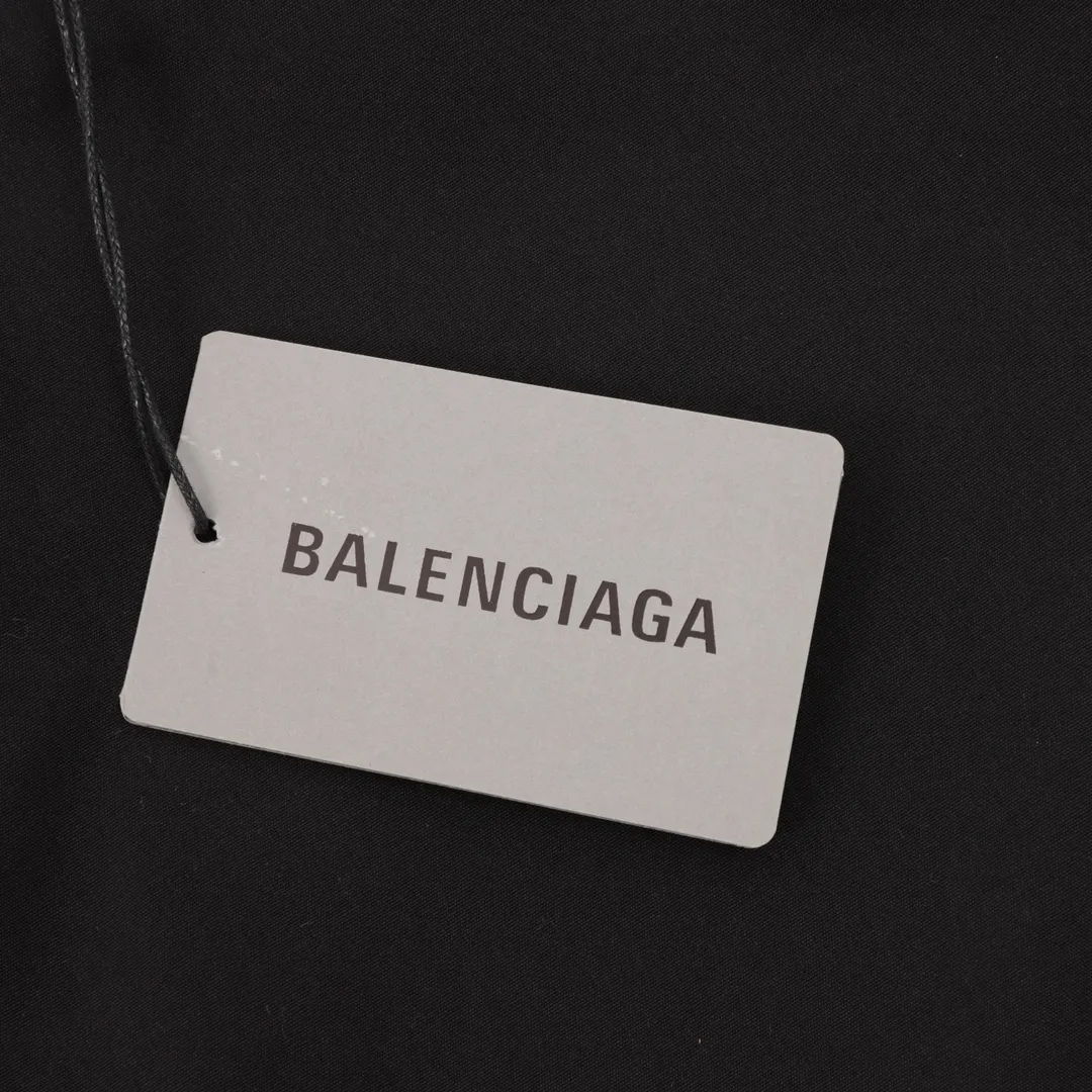 🅿️500 Balenciaga/Balenciaga BLCG 25FW five-stripe half-ring embroidered sports trousers, light luxury, a must-have item for daily commuting for men and women, correct version, welcome to compare, detailed features · Customized matt Taslan jacket fabric · The fabric has undergone a waterproof coating process · The lining is made of three-level polyester bird's eye mesh · OS ultra-loose silhouette design · Side zipper pockets Stand-up collar design · Internal zipper pocket design · Mold-made custom hardware zipper Jacket double slider design · Splicing and inlay technology · Zipper pocket on the side of trousers · Original main mark washed tag packaging Color: Black Size: 46-52