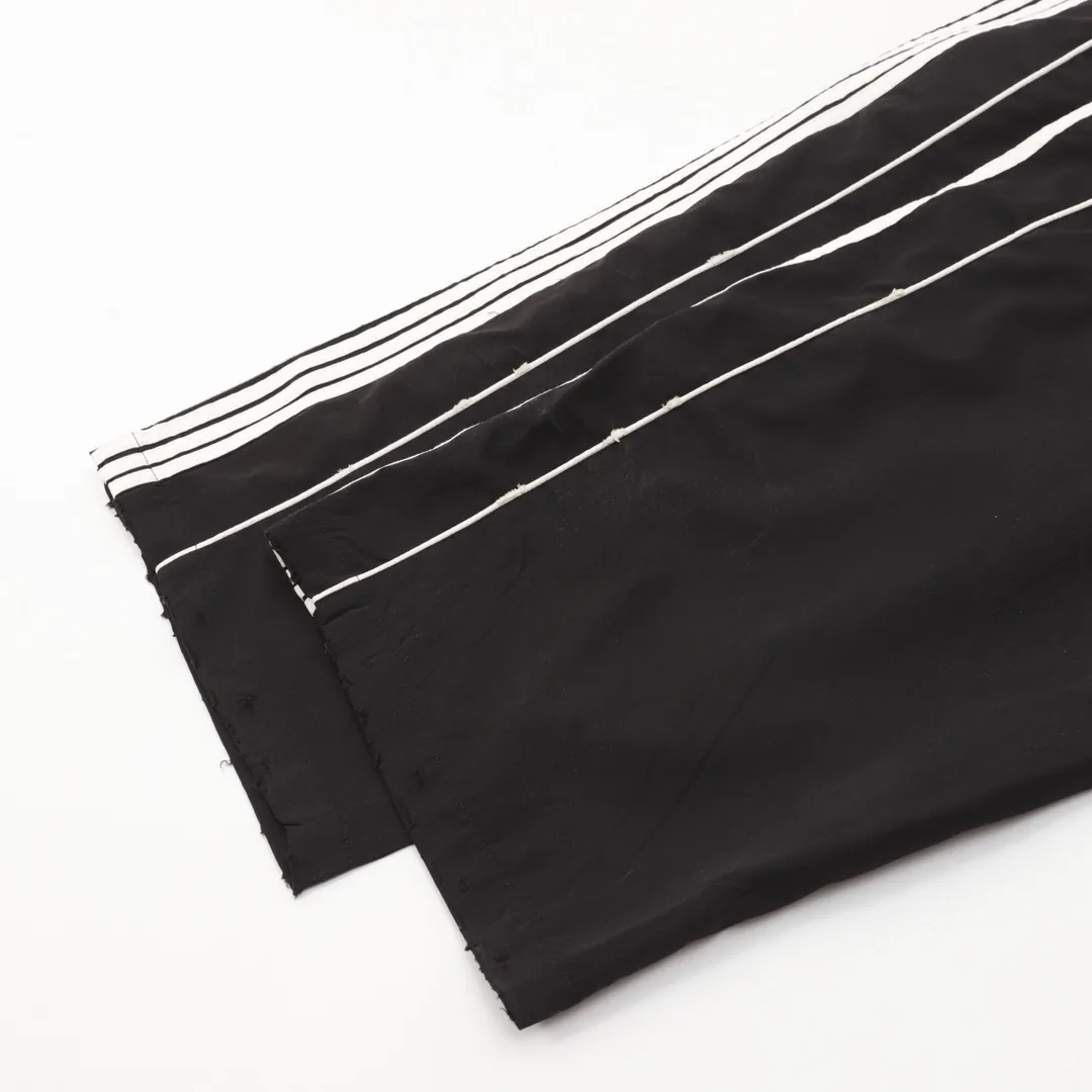 🅿️500 Balenciaga/Balenciaga BLCG 25FW five-stripe half-ring embroidered sports trousers, light luxury, a must-have item for daily commuting for men and women, correct version, welcome to compare, detailed features · Customized matt Taslan jacket fabric · The fabric has undergone a waterproof coating process · The lining is made of three-level polyester bird's eye mesh · OS ultra-loose silhouette design · Side zipper pockets Stand-up collar design · Internal zipper pocket design · Mold-made custom hardware zipper Jacket double slider design · Splicing and inlay technology · Zipper pocket on the side of trousers · Original main mark washed tag packaging Color: Black Size: 46-52