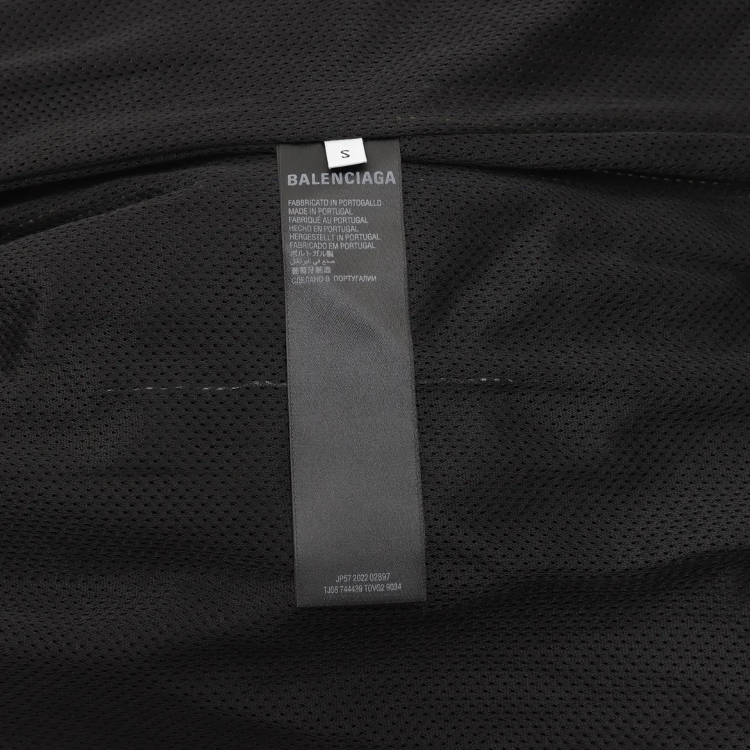 🅿️500 Balenciaga/Balenciaga BLCG 25FW five-stripe half-ring embroidered sports trousers, light luxury, a must-have item for daily commuting for men and women, correct version, welcome to compare, detailed features · Customized matt Taslan jacket fabric · The fabric has undergone a waterproof coating process · The lining is made of three-level polyester bird's eye mesh · OS ultra-loose silhouette design · Side zipper pockets Stand-up collar design · Internal zipper pocket design · Mold-made custom hardware zipper Jacket double slider design · Splicing and inlay technology · Zipper pocket on the side of trousers · Original main mark washed tag packaging Color: Black Size: 46-52