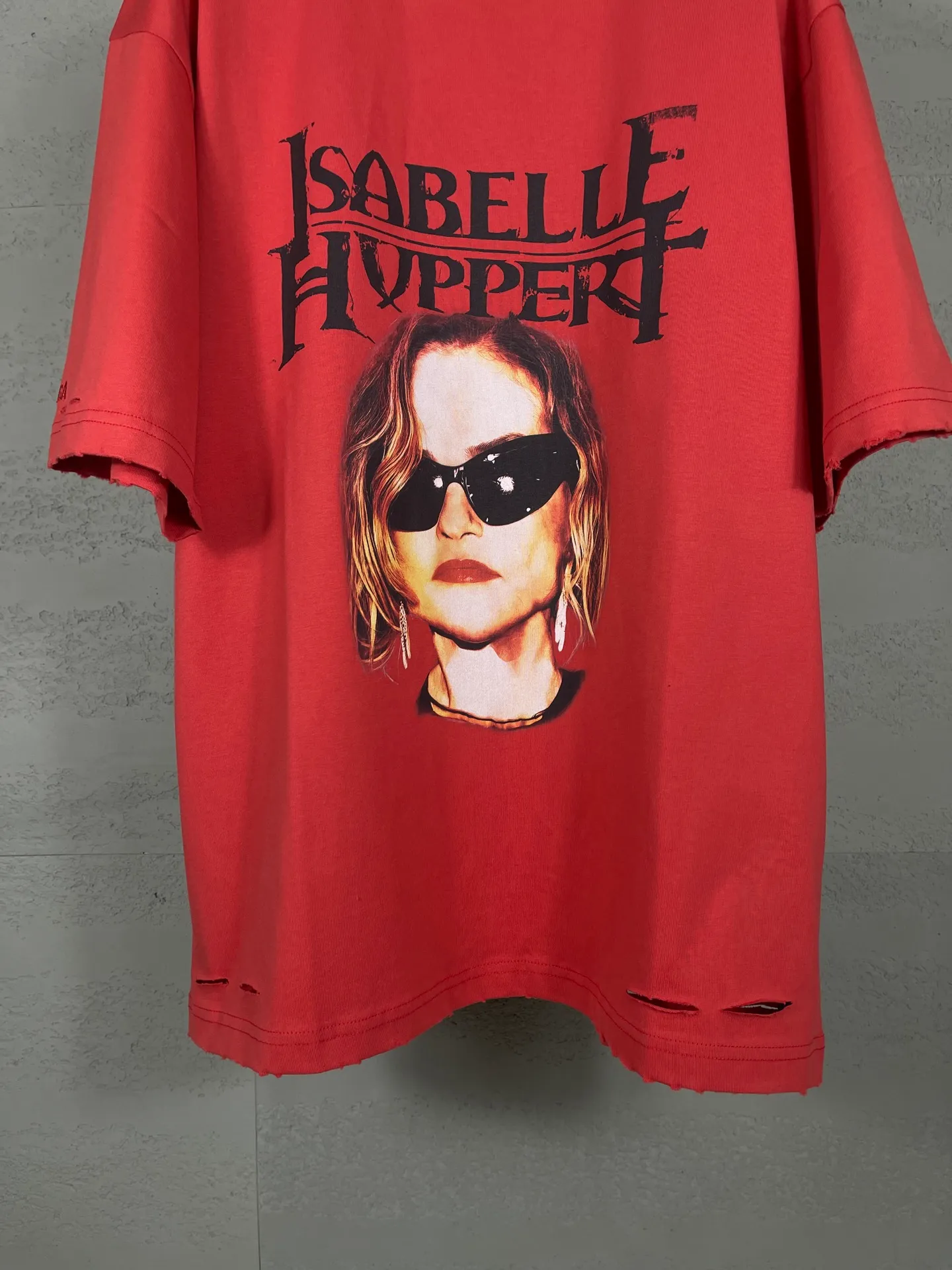 🅿️194 real photos [top version. official website quality] BALENCI*GA/25 new model. The front is directly printed with ISABELLE art work, the back is printed with artistic signature, and the right sleeve is embroidered with English frayed distressed short-sleeved T-shirt # SS25 latest style. Research and development at the first time, different market currencies. Comparisons welcome. The fabric is made of Paris ZP custom-woven and dyed cotton double yarn. Weighing 260 grams, the cloth surface is clean. The cloth pattern is clear, soft and comfortable. The threads are dyed with no color difference. Printing adopts computer direct printing. The garments are washed and worn to make them look old. Jubie market currency. Welcome to compare. The version adopts OS loose shoulder design. Same style for men and women. Code: BL253667 Color: Red Size: XS S M L