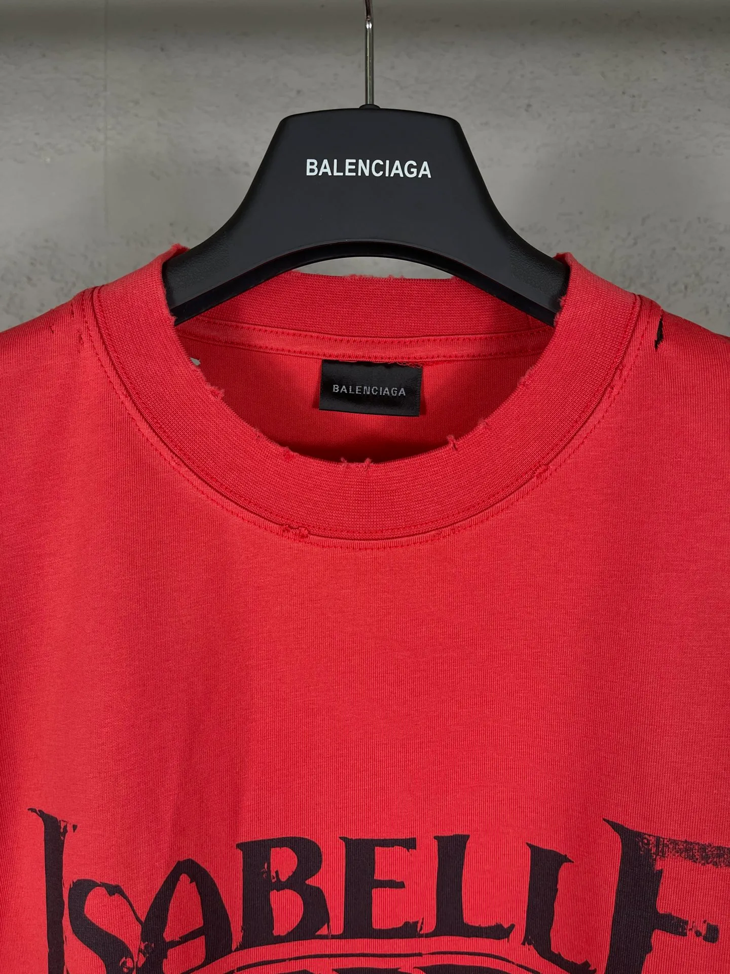 🅿️194 real photos [top version. official website quality] BALENCI*GA/25 new model. The front is directly printed with ISABELLE art work, the back is printed with artistic signature, and the right sleeve is embroidered with English frayed distressed short-sleeved T-shirt # SS25 latest style. Research and development at the first time, different market currencies. Comparisons welcome. The fabric is made of Paris ZP custom-woven and dyed cotton double yarn. Weighing 260 grams, the cloth surface is clean. The cloth pattern is clear, soft and comfortable. The threads are dyed with no color difference. Printing adopts computer direct printing. The garments are washed and worn to make them look old. Jubie market currency. Welcome to compare. The version adopts OS loose shoulder design. Same style for men and women. Code: BL253667 Color: Red Size: XS S M L