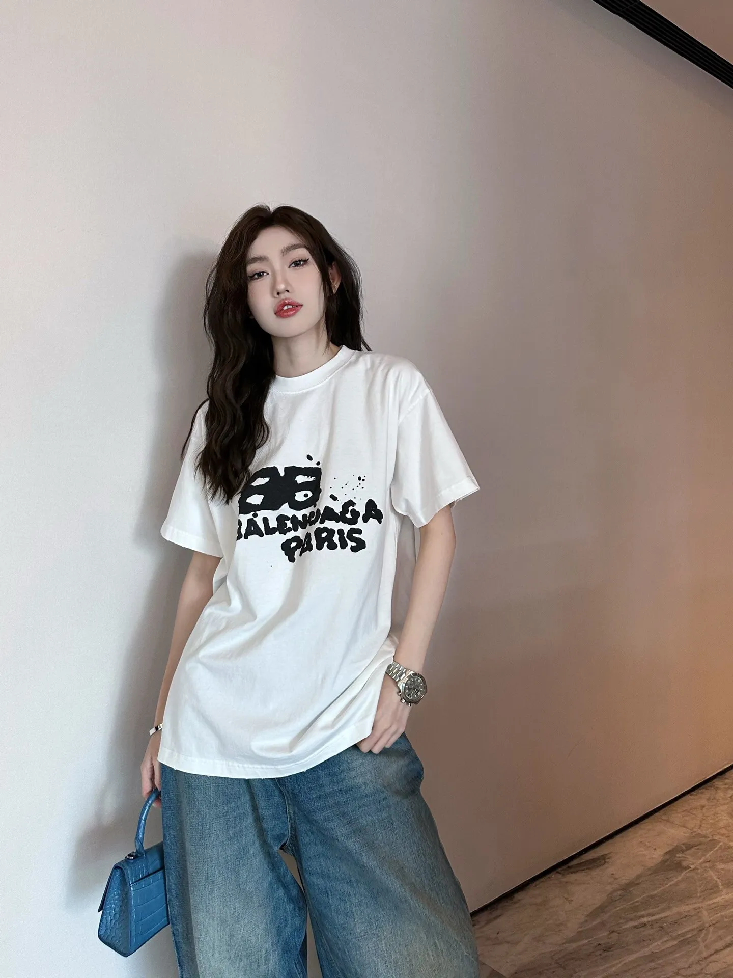 ♻️💯Reference model picture for the upper body❤️The top proven version of BALENCIAGA Balenciaga 23SS graffiti letter male and female couple stars the same style pure cotton loose short-sleeved T-shirt. Super iconic colorful brand logo printed pattern. It is fresh and comfortable to match with sports shoes. Suitable for shopping and dating. When layered, it will look like a blogger. It is low-key and tasteful. The original fabric is 280G, double-ply and double-yarn pure cotton fabric! Threads are custom-woven and dyed, no color difference, no pressure in and out of the counter, through-the-shoulder strapping process, increased washing life of clothes, no deformation, high-version digital printing process, no fading, bright colors, the same style as Internet celebrity stars, regardless of age, body shape, gender, super eye-catching, extremely fashionable, very comfortable to the touch, super texture, fashionable and individual, super versatile and good-looking, a must-have, better for couples Customized collar labels are washed, 100% different from fake versions on the market!  Color: Pink White Black Charcoal Gray Size: XS-L P:260