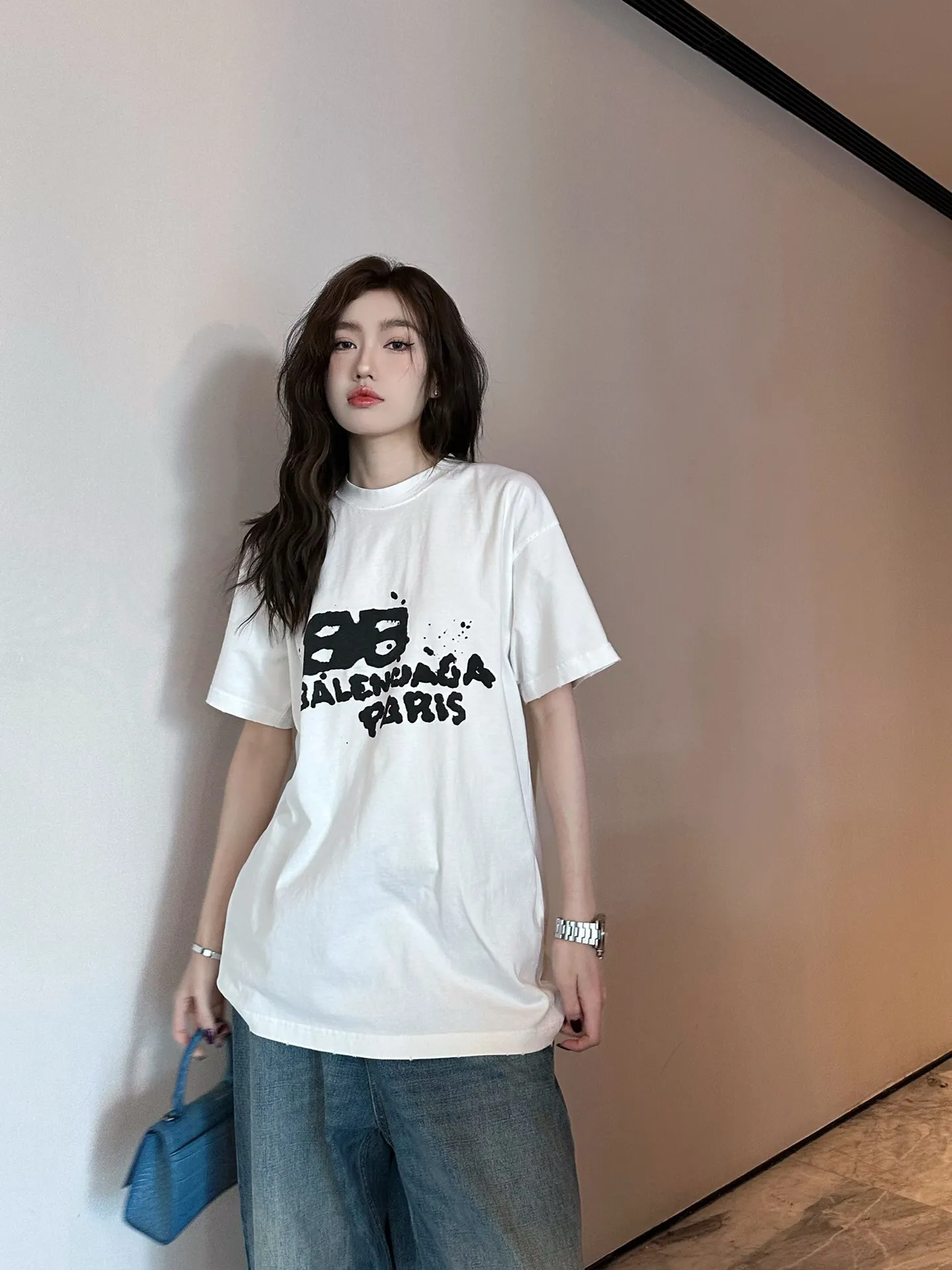 ♻️💯Reference model picture for the upper body❤️The top proven version of BALENCIAGA Balenciaga 23SS graffiti letter male and female couple stars the same style pure cotton loose short-sleeved T-shirt. Super iconic colorful brand logo printed pattern. It is fresh and comfortable to match with sports shoes. Suitable for shopping and dating. When layered, it will look like a blogger. It is low-key and tasteful. The original fabric is 280G, double-ply and double-yarn pure cotton fabric! Threads are custom-woven and dyed, no color difference, no pressure in and out of the counter, through-the-shoulder strapping process, increased washing life of clothes, no deformation, high-version digital printing process, no fading, bright colors, the same style as Internet celebrity stars, regardless of age, body shape, gender, super eye-catching, extremely fashionable, very comfortable to the touch, super texture, fashionable and individual, super versatile and good-looking, a must-have, better for couples Customized collar labels are washed, 100% different from fake versions on the market!  Color: Pink White Black Charcoal Gray Size: XS-L P:260