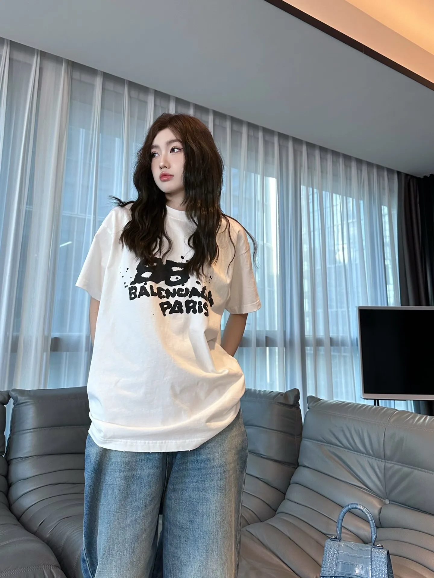 ♻️💯Reference model picture for the upper body❤️The top proven version of BALENCIAGA Balenciaga 23SS graffiti letter male and female couple stars the same style pure cotton loose short-sleeved T-shirt. Super iconic colorful brand logo printed pattern. It is fresh and comfortable to match with sports shoes. Suitable for shopping and dating. When layered, it will look like a blogger. It is low-key and tasteful. The original fabric is 280G, double-ply and double-yarn pure cotton fabric! Threads are custom-woven and dyed, no color difference, no pressure in and out of the counter, through-the-shoulder strapping process, increased washing life of clothes, no deformation, high-version digital printing process, no fading, bright colors, the same style as Internet celebrity stars, regardless of age, body shape, gender, super eye-catching, extremely fashionable, very comfortable to the touch, super texture, fashionable and individual, super versatile and good-looking, a must-have, better for couples Customized collar labels are washed, 100% different from fake versions on the market!  Color: Pink White Black Charcoal Gray Size: XS-L P:260