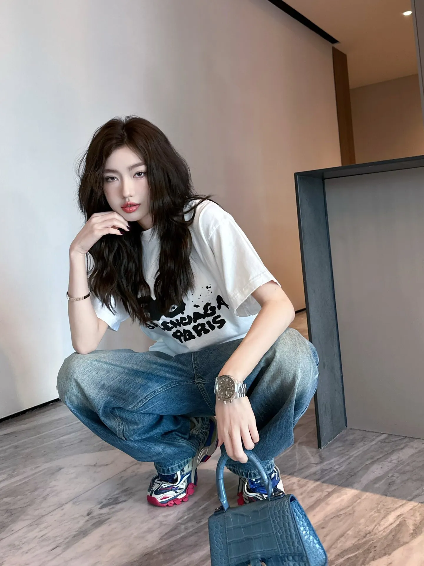 ♻️💯Reference model picture for the upper body❤️The top proven version of BALENCIAGA Balenciaga 23SS graffiti letter male and female couple stars the same style pure cotton loose short-sleeved T-shirt. Super iconic colorful brand logo printed pattern. It is fresh and comfortable to match with sports shoes. Suitable for shopping and dating. When layered, it will look like a blogger. It is low-key and tasteful. The original fabric is 280G, double-ply and double-yarn pure cotton fabric! Threads are custom-woven and dyed, no color difference, no pressure in and out of the counter, through-the-shoulder strapping process, increased washing life of clothes, no deformation, high-version digital printing process, no fading, bright colors, the same style as Internet celebrity stars, regardless of age, body shape, gender, super eye-catching, extremely fashionable, very comfortable to the touch, super texture, fashionable and individual, super versatile and good-looking, a must-have, better for couples Customized collar labels are washed, 100% different from fake versions on the market!  Color: Pink White Black Charcoal Gray Size: XS-L P:260