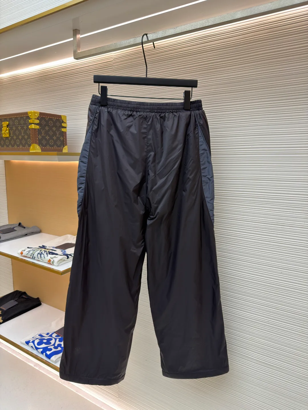 Balenciaga SKIWEAR series 3B printed fleece ski pants ●Original version: purchased and developed by 12414 ●Item number: 1682492-B25 ●Fabric: nylon fabric ●Technology: printing production ●Color: black ●Version: fitted version ●Weight: about 415 grams ●Size: S-M-L-XL ●Description: High-density technological nylon fiber is selected, and a delicate matte texture is created through a special textile process. The black tone presents a low-key and high-end visual effect. The fabric is lightweight yet stiff, has excellent wrinkle resistance and abrasion resistance, and is not prone to pilling or deformation for daily wear. It also has certain windproof properties to cope with changeable weather. The inner lining is made of high-density fluff material with excellent fluffiness and elasticity. When it closely fits the skin, it can form a layer of warm air, effectively locking in heat and improving the warmth factor of winter wear. The down fiber is delicate and smooth, avoiding the rough feeling of traditional plush fabrics, achieving the dual experience of "lightness and no burden" and "constant temperature and warmth", taking into account both comfort and practicality. Imported silicone printing technology is used on both sides of the trouser legs to present the iconic 3B sports icon pattern in a relief-like three-dimensional form. The silicone material has been pressed at high temperature and is tightly integrated with the fabric, making it difficult to fall off and crack. At the same time, it retains a delicate matte luster, forming a subtle texture contrast with the pants fabric, highlighting the brand recognition in a low-key manner. The mid-waist design is equipped with a double-layer elastic rib waistband and a built-in adjustable drawstring. The elastic fiber at the waistband has been pre-shrunk to ensure that it is not easy to loosen after long-term wear. It can not only stabilize the waist shape, but also adapt to the activity needs of different body shapes, taking into account sports functionality and daily comfort. The overall wiring is straight and delicate, the fabric is comfortable and soft, and the color is consistent without color difference. It can be matched with the same style to create a fashionable look and control various occasions. Customized accessories, complete with three standards, same style for men and women!