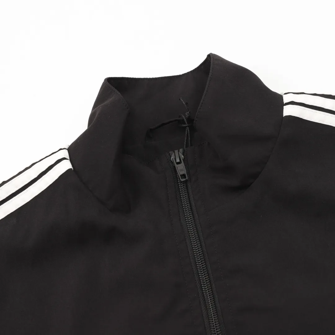 🅿️560 Balenciaga/Balenciaga BLCG 25FW five-stripe half-ring embroidered sports suit, light luxury, a must-have item for daily commuting for men and women, correct version, welcome to compare, detailed features · Customized matt Taslan jacket fabric · The fabric has undergone a waterproof coating process · The lining is made of three-level polyester bird's eye mesh · OS ultra-loose silhouette design · Side zipper pockets Stand-up collar design · Internal zipper pocket design · Mold-made custom hardware zipper Jacket double slider design · Splicing and inlay technology · Zipper pocket on the side of trousers · Original main mark washed tag packaging Color: Black Size: 46-52