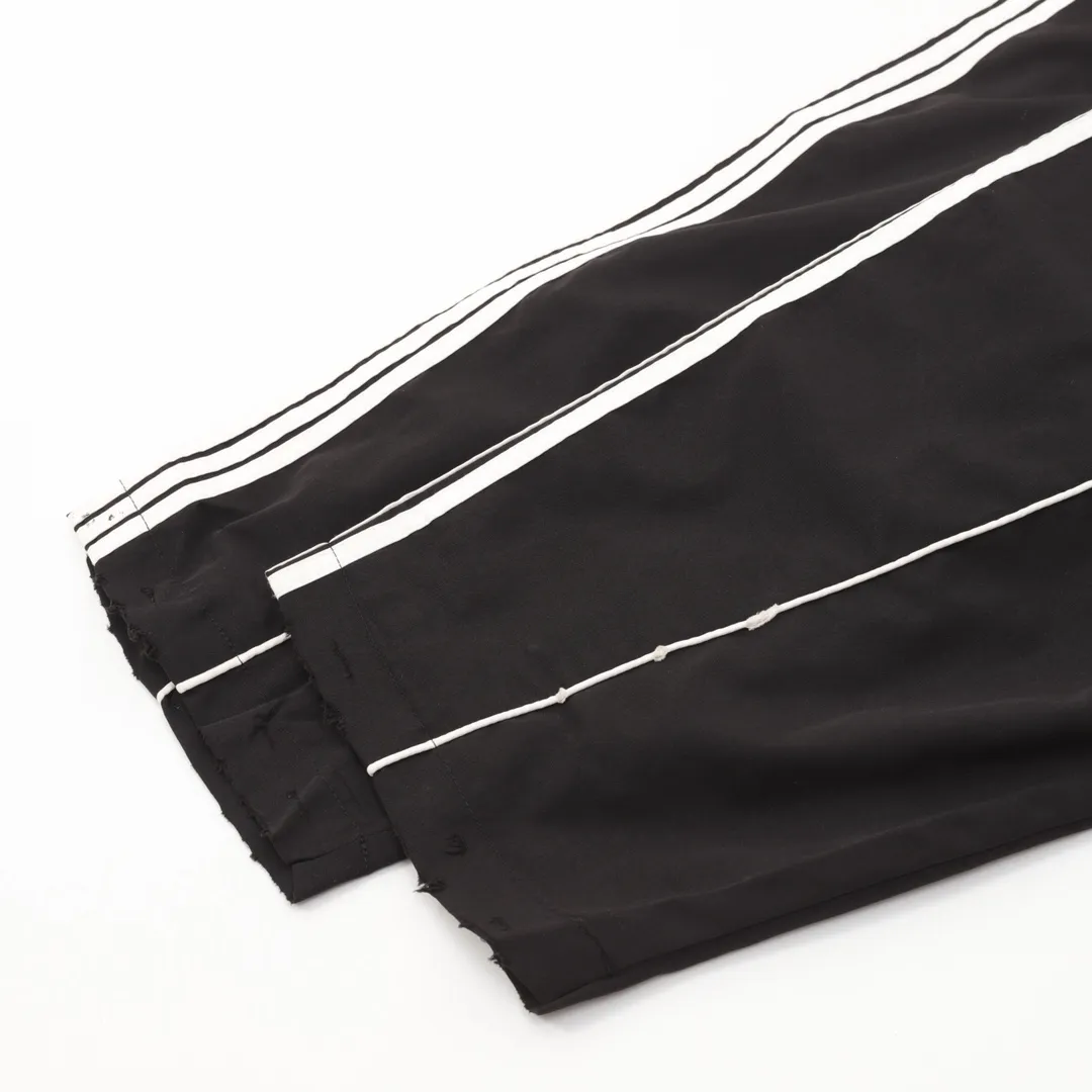 🅿️560 Balenciaga/Balenciaga BLCG 25FW five-stripe half-ring embroidered sports suit, light luxury, a must-have item for daily commuting for men and women, correct version, welcome to compare, detailed features · Customized matt Taslan jacket fabric · The fabric has undergone a waterproof coating process · The lining is made of three-level polyester bird's eye mesh · OS ultra-loose silhouette design · Side zipper pockets Stand-up collar design · Internal zipper pocket design · Mold-made custom hardware zipper Jacket double slider design · Splicing and inlay technology · Zipper pocket on the side of trousers · Original main mark washed tag packaging Color: Black Size: 46-52