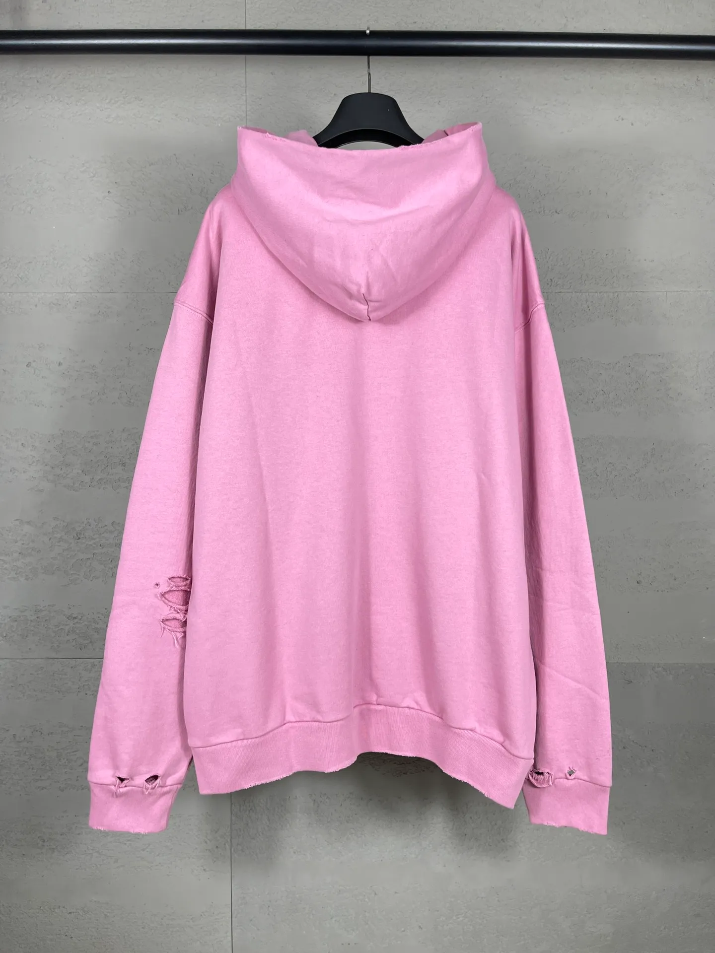 🅿️370 real photos [Top version. Official website quality] BALENCI*GA/Paris. 2024 latest autumn and winter Paris Eiffel Tower direct-injection white ink gradient color printing washed and worn hooded sweatshirt. Overweight craftsmanship, brick cabinet synchronization. ⚠️Distinguish the market currency, genuine product development, welcome to compare! The weight is 460 grams, ground. The hand-painted is consistent with ZP, and the printing uses Kornit digital direct printing. The garments are washed and worn. The whole piece is designed with extra heavy craftsmanship. Comparisons welcome. The version adopts OS loose shoulder design. Same style for men and women. Code: BL238919 Color: pink, washed blue Size: XS. S. M. L