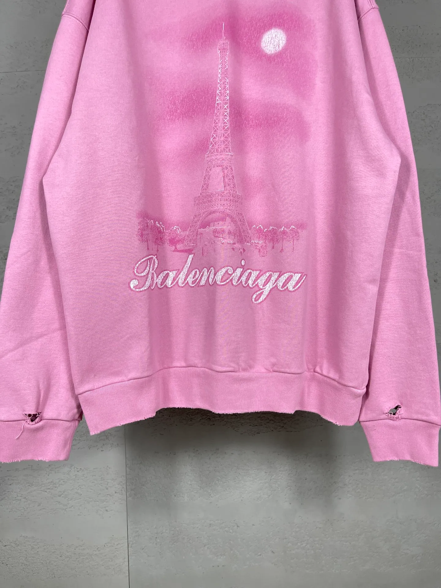 🅿️370 real photos [Top version. Official website quality] BALENCI*GA/Paris. 2024 latest autumn and winter Paris Eiffel Tower direct-injection white ink gradient color printing washed and worn hooded sweatshirt. Overweight craftsmanship, brick cabinet synchronization. ⚠️Distinguish the market currency, genuine product development, welcome to compare! The weight is 460 grams, ground. The hand-painted is consistent with ZP, and the printing uses Kornit digital direct printing. The garments are washed and worn. The whole piece is designed with extra heavy craftsmanship. Comparisons welcome. The version adopts OS loose shoulder design. Same style for men and women. Code: BL238919 Color: pink, washed blue Size: XS. S. M. L