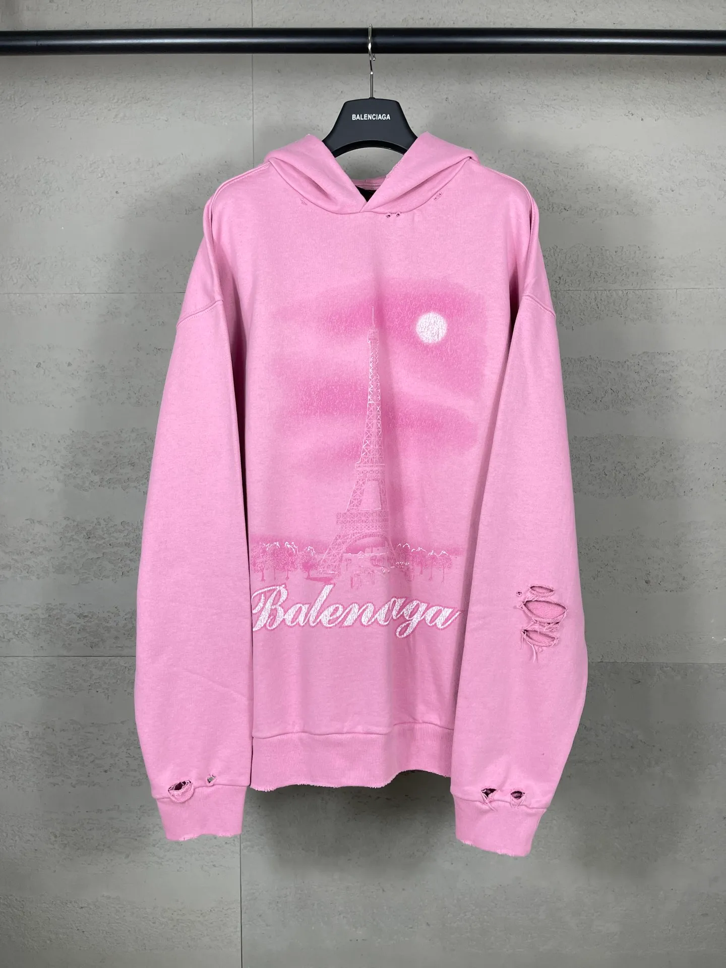 🅿️370 real photos [Top version. Official website quality] BALENCI*GA/Paris. 2024 latest autumn and winter Paris Eiffel Tower direct-injection white ink gradient color printing washed and worn hooded sweatshirt. Overweight craftsmanship, brick cabinet synchronization. ⚠️Distinguish the market currency, genuine product development, welcome to compare! The weight is 460 grams, ground. The hand-painted is consistent with ZP, and the printing uses Kornit digital direct printing. The garments are washed and worn. The whole piece is designed with extra heavy craftsmanship. Comparisons welcome. The version adopts OS loose shoulder design. Same style for men and women. Code: BL238919 Color: pink, washed blue Size: XS. S. M. L