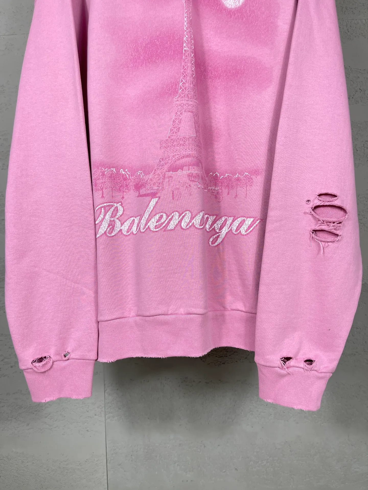 🅿️370 real photos [Top version. Official website quality] BALENCI*GA/Paris. 2024 latest autumn and winter Paris Eiffel Tower direct-injection white ink gradient color printing washed and worn hooded sweatshirt. Overweight craftsmanship, brick cabinet synchronization. ⚠️Distinguish the market currency, genuine product development, welcome to compare! The weight is 460 grams, ground. The hand-painted is consistent with ZP, and the printing uses Kornit digital direct printing. The garments are washed and worn. The whole piece is designed with extra heavy craftsmanship. Comparisons welcome. The version adopts OS loose shoulder design. Same style for men and women. Code: BL238919 Color: pink, washed blue Size: XS. S. M. L