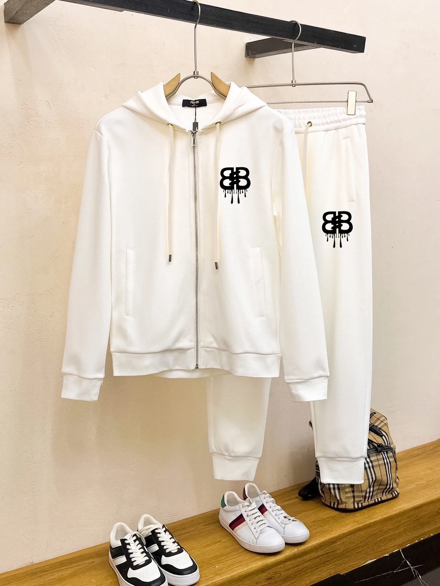 🅿️420 [BALENCIAGA] (Gospel for Fatty) hot-selling suit is coming. Focus on the original version of the official website. 2025 new hot-selling cardigan and sweatshirt suit. The original order is hard to buy🇭🇰. It is the meticulous work of top designers. It has a fitting and perfect upper body effect. All-natural high-quality Roman cotton 100%, close-fitting comfort, noble and elegant! Original hardware embodies elegance and nobility! Counter size: M-5XL (maximum wear up to 220 pounds)
