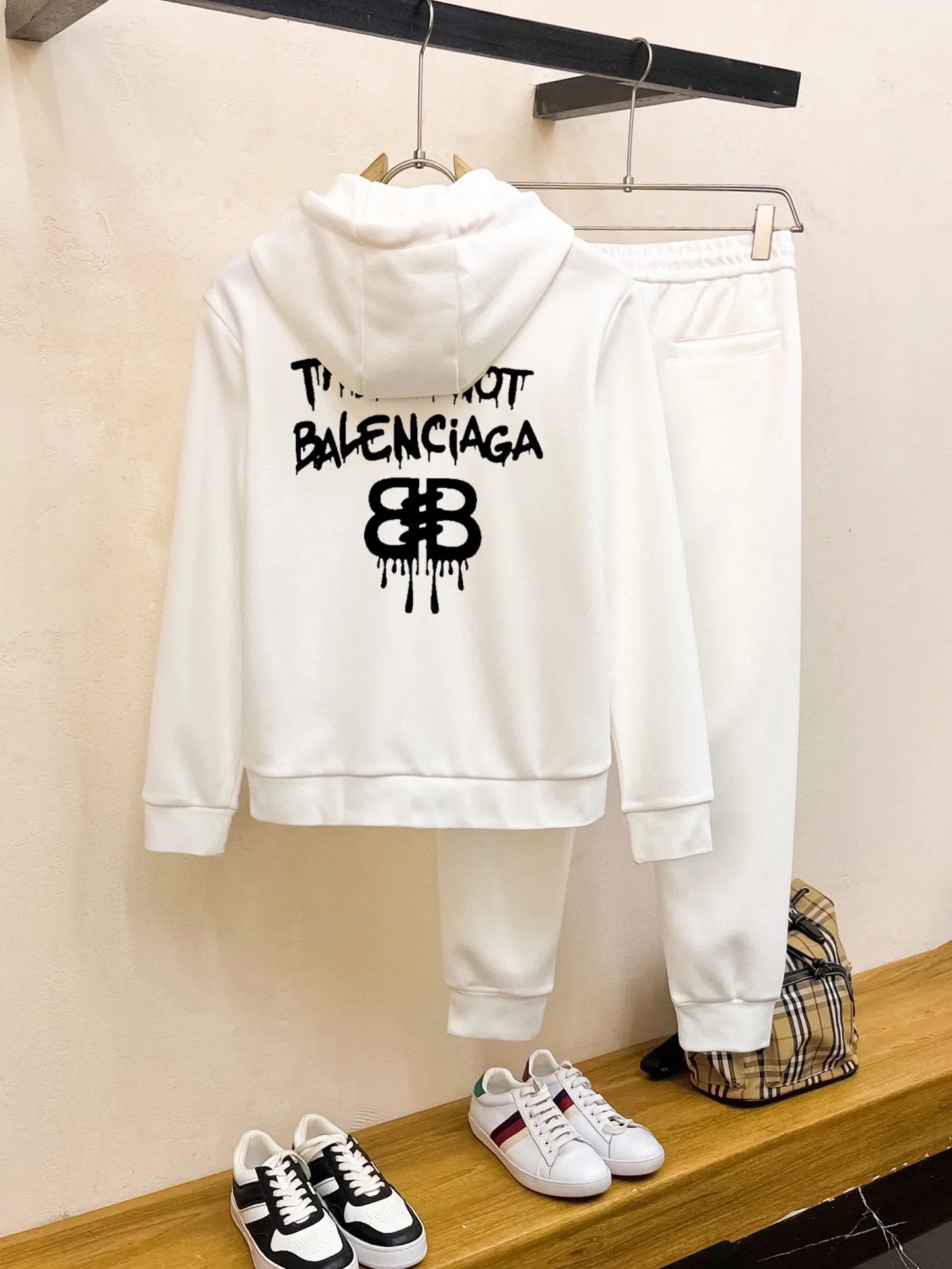 🅿️420 [BALENCIAGA] (Gospel for Fatty) hot-selling suit is coming. Focus on the original version of the official website. 2025 new hot-selling cardigan and sweatshirt suit. The original order is hard to buy🇭🇰. It is the meticulous work of top designers. It has a fitting and perfect upper body effect. All-natural high-quality Roman cotton 100%, close-fitting comfort, noble and elegant! Original hardware embodies elegance and nobility! Counter size: M-5XL (maximum wear up to 220 pounds)
