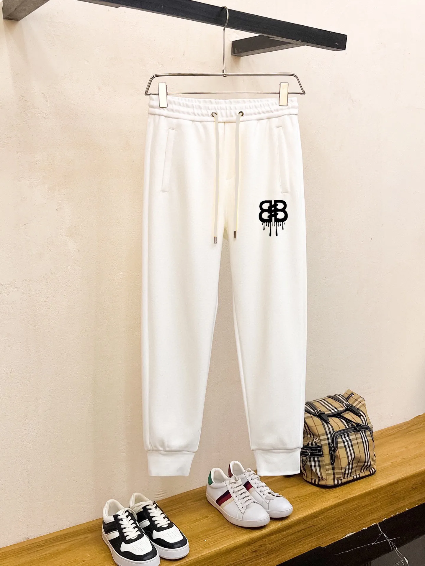 🅿️420 [BALENCIAGA] (Gospel for Fatty) hot-selling suit is coming. Focus on the original version of the official website. 2025 new hot-selling cardigan and sweatshirt suit. The original order is hard to buy🇭🇰. It is the meticulous work of top designers. It has a fitting and perfect upper body effect. All-natural high-quality Roman cotton 100%, close-fitting comfort, noble and elegant! Original hardware embodies elegance and nobility! Counter size: M-5XL (maximum wear up to 220 pounds)